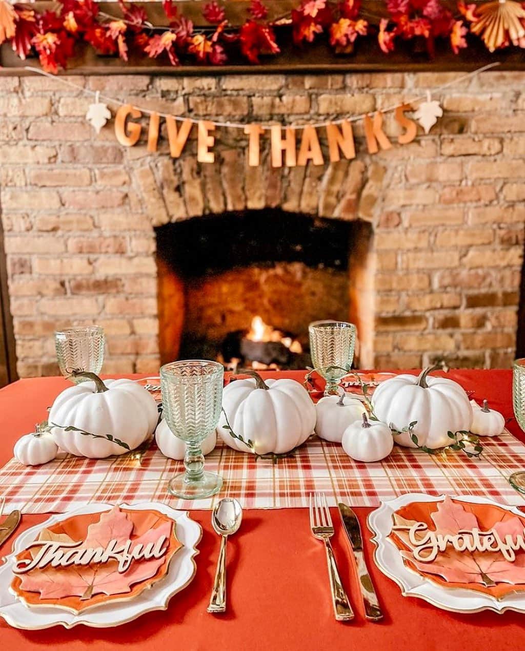 HomeGoodsさんのインスタグラム写真 - (HomeGoodsInstagram)「Give thanks with an intimate #Thanksgiving feast with people you love 🍽♥🦃 (📸: @eventfullychelsea) . . Our stores are closed today, but will open at 8AM tomorrow morning for Black Friday.」11月26日 23時05分 - homegoods