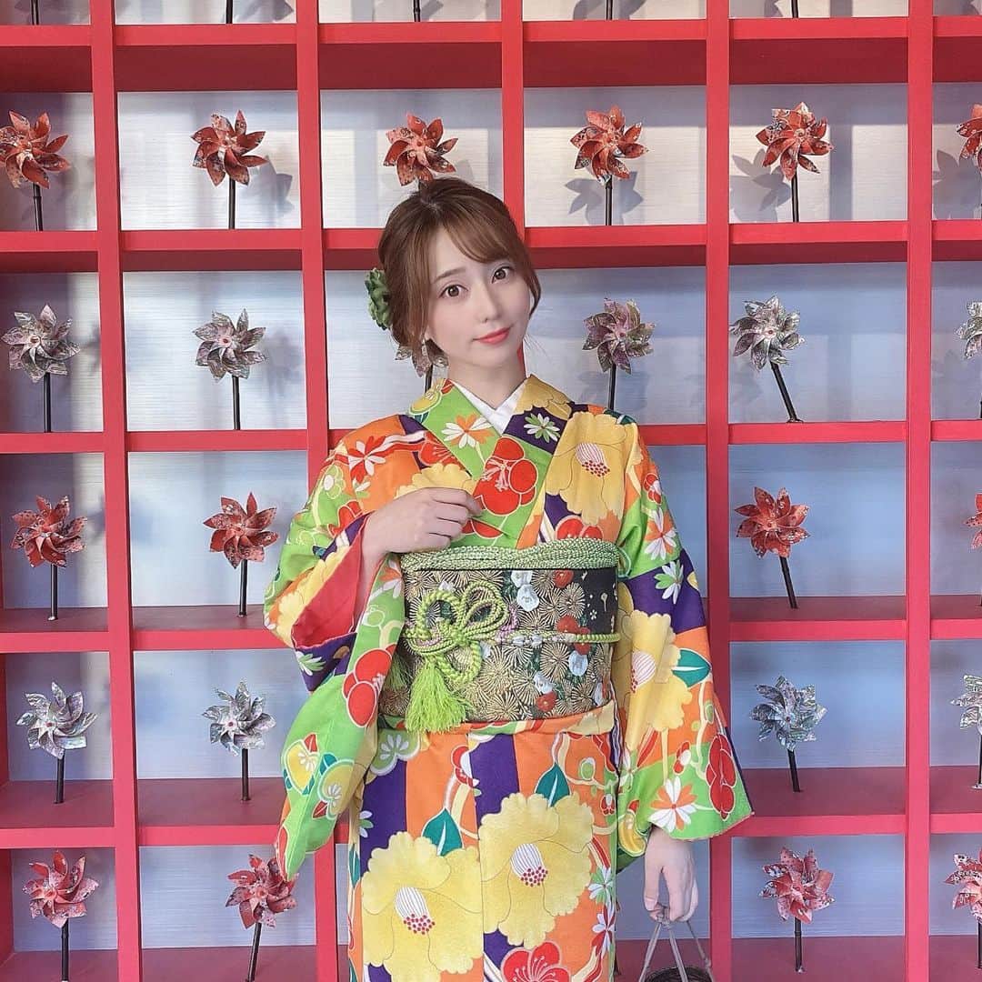 堀尾実咲のインスタグラム：「お着物着て浅草散策してきたよ👘💚  #浅草 #浅草着物レンタル #着物 #浅草食べ歩き #浅草寺 #雷門 #花やしき #花月堂 #花月堂メロンパン #asakusa #kimono」