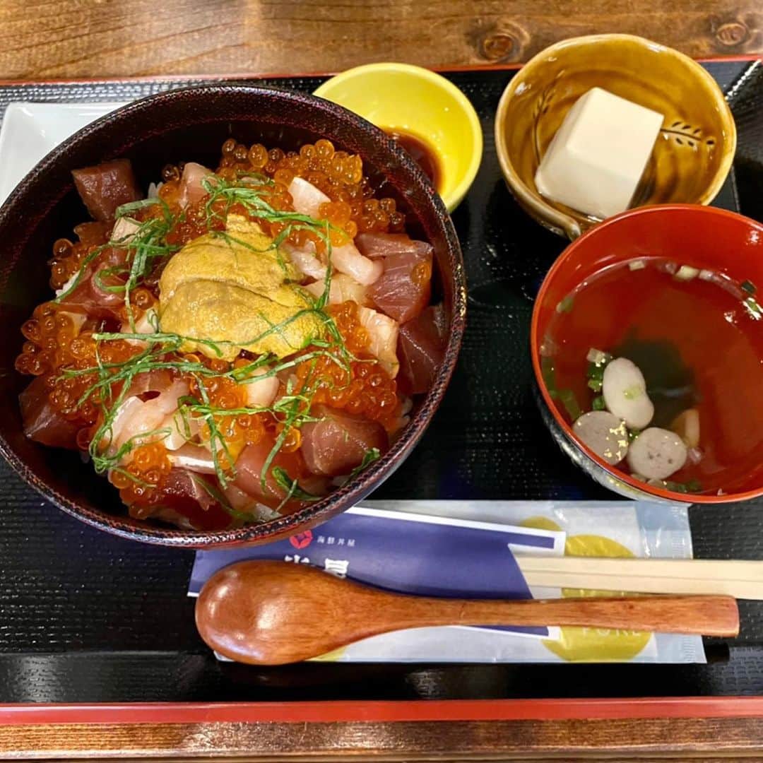 KYAM(きゃむ)さんのインスタグラム写真 - (KYAM(きゃむ)Instagram)「バイトをさせていただいた 『一番星』さん🌟 女将さんも、お父さんも 本当に素敵な人で 人の暖かさを、実感しました。 楽しい時間をありがとうございました😊✨ 金沢に行った際は美味しすぎて 豪華すぎる海鮮丼をみんな食べに行ってね🤗✨✨✨ たくさんの芸能人から愛される理由が分かります✨ . . . . . #きゃむっと旅 #大阪なう #大阪で応援協力してくれる方DM下さい❤ #100万人チャンネル登録行くまで家に帰れません #一番星 #海鮮丼 #金箔海鮮丼 #金沢グルメ #石川グルメ #きゃむ #kyam #djkyam #きゃむはめ波 #youtuber  #youtubeやってますプロフィールにurlあります  #lol #likeplease  #likeforfollow  #ふぁいんだー越しの私の世界  #instagood  #instalike #japanesegirl  #japan  #model #love #つながりたい人とつながりたい  #推してください💖  #みんなの力できゃむを有名にして下さい #有名になりたい  #歩く栄養ドリンク目指してます」11月26日 23時08分 - kyamhameha