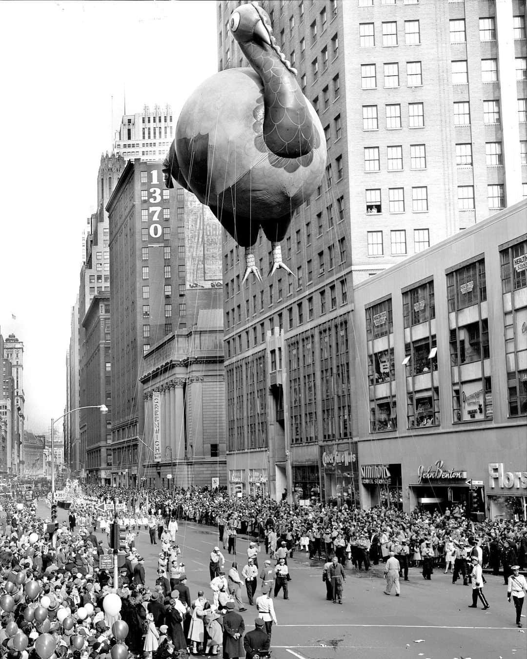 ラグ&ボーンのインスタグラム：「Remembering our favorite time of year, celebrating together. This year, wherever you are, however you're celebrating, we're thinking of you.  Macy’s Day Parade, NYC, 1957 Photo by Phil Greitzer/NY Daily News Archive」