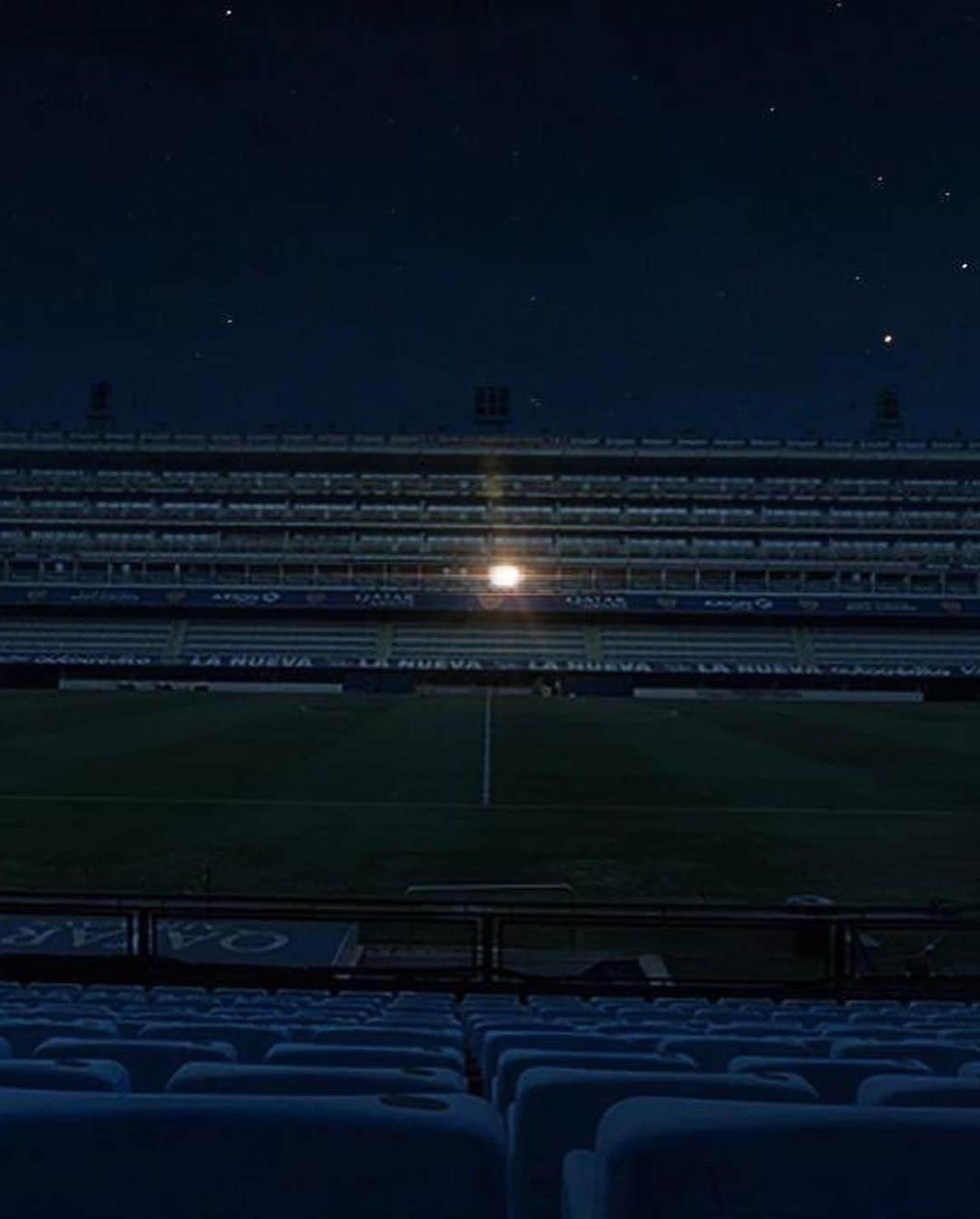 Skills • Freestyle • Tekkersさんのインスタグラム写真 - (Skills • Freestyle • TekkersInstagram)「@bocajrsoficial turned off all the lights in their stadium apart from one, Diego Maradona's VIP box. ✨💛💙」11月26日 23時13分 - skillsweekly