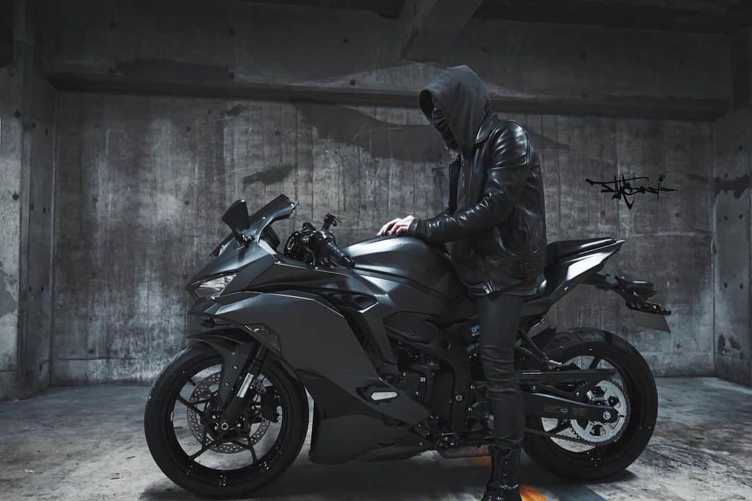 Takemi Yoshiokaのインスタグラム：「バイクカワサキバイク 🛵 kawasaki ninja  ZX25R  #kawasaki  #motorcycle  #motorcyclephotography #3mwraps #モトクル」