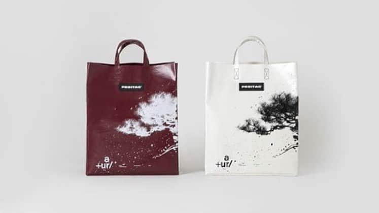 川上俊のインスタグラム：「[artist work] FREITAG × URBAN RESEARCH @shunkawakami  アーティストとしてのコラボレーションプロジェクトのリリースです。グラフィックとタイポグラフィによる作品を高繊細シルクスクリーンで、1枚1枚ハンドクラフトで制作およびプリントしてもらいました。FREITAG スイスのファクトリーにて。  -  #Repost  ・・・ FREITAG×URBAN RESEARCH×shun kawakamiのトリプルコラボレーションによる「F52 MIAMI VICE “wabi+sabi” edition」を数量限定で発売いたします。 . 世界で活躍するアーティスト「川上シュン(Shun Kawakami」)氏の手掛けたグラフィックとタイポグラフィ がFREITAGの定番ショッパーF52 MIAMI VICE に落とし込まれた全てがユニークで一点もののプロダクトです。ユーズドのトラックタープ(幌)を使い唯一無二のプロダクトを1993年より作り続ける「FREITAG(フライターグ)」。全てがユニークなプロダクトを更にユニークなものにすべく、FREITAGとURBAN RESEARCHと日本のアーティストが タッグを組んだプロジェクト。FREITAGを長年、世の中に伝え続けるアーバンリサーチが世界で活躍するアーティストでもあり、artless inc.代表を 務める川上シュン氏をパートナーに迎え、「F52 MIAMI VICE wabi+sabi edition」を製作いたしました。川上シュン氏により描かれた、日本の伝統美が詰まった松をモノクロに表現したグラフィックアートと、「a+ur/」のタイポグラフィがユーズドトラックタープにプリントされ、和と洋の要素がわびさびを挟んで融合した、芸術作品といっても過言ではないスペシャルプロダクトが完成しました。「F52 MIAMI VICE “wabi+sabi” edition」は、スイス、チューリッヒにあるフライターグ本社にて、タープの洗浄や裁断 や、シルクスクリーン工房にて手作業で丁寧にプリントされています。 . 12月11日(金)より、アーバンリサーチ一部店舗とアーバンリサーチ オンラインストアにて限定発売いたします。 . 11月26日(木)より、アーバンリサーチが運営するウェブメディア「URBAN RESEARCH MEDIA」にて、日本の伝統芸能で ある「落語」に新しい息吹を吹き込む、今最も注目の人気落語家、瀧川鯉斗(たきがわ こいと)さんによる「落語」と、 FREITAGのプロダクションの風景を織り交ぜたスペシャルなプロモーションムービーを公開。 . また、川上シュン氏を交えた今回の取組についての対談が実現。その内容も12月3日(木)に公開いたします。 . 【クレジット】 F52 MIAMI VICE “wabi+sabi” edition 価格:¥18,000 + tax サイズ:330 × 160 × 400 mm (l × w × h)、27ℓ ※1000個限定 . 【発売日】 12月11日(金) ※販売方法については、12月4日(金)にお知らせさせていただきます。 . 【販売店舗】 アーバンリサーチ 札幌ステラプレイス店、エスパル仙台店、ルミネ新宿、静岡パルコ店、名古屋パルコ店、KYOTO、 ルクア イーレ店、堀江店、広島パルコ店、アミュプラザ博多店、アミュプラザ鹿児島店 アーバン ファミマ!! 虎ノ門ヒルズ店、アーバリサーチ オンラインストア . . .  #freitag#frtg#freitagbag#freitaglab#freitaglabjp#freitager#urbanresearch#フライターグ#アーバンリサーチ#アーバンリサーチ リサーチ札幌ステラプレイス店#F52MIAMIVICE#f52#F52MIAMIVICEwabisabiedition#F52MIAMIVICEwabisabi#FREITAGxURBANRESEARCH#川上シュン#shunkawakami」