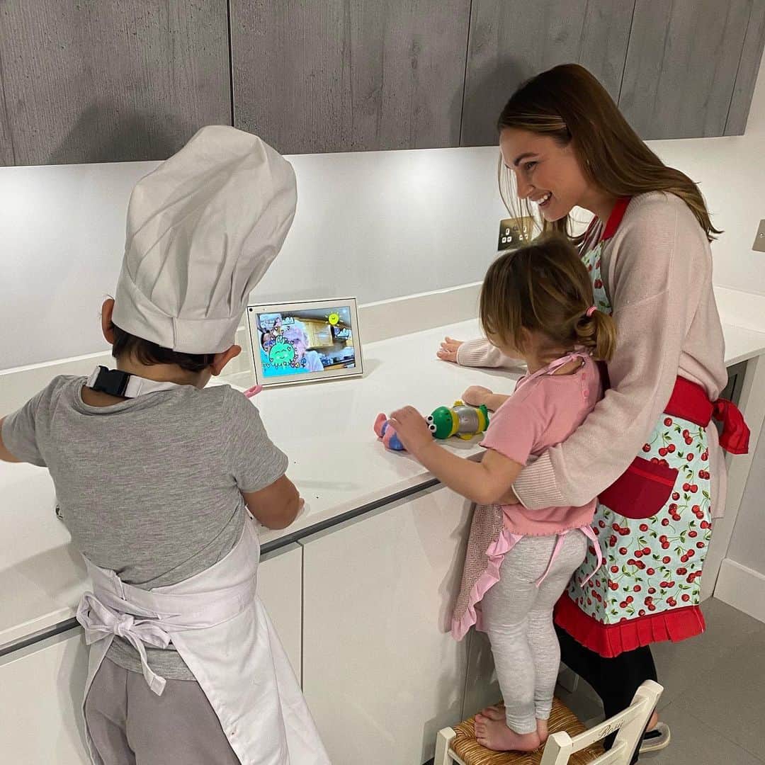 サム・フェアーズのインスタグラム：「In the current situation, we’re not seeing our family as much as we would like 😌, but @Portalfromfacebook brings us together so we don’t miss any special moments. The kids loved baking cookies with Nanny Suzie and Nelly! The Smart Camera allows us to move around the kitchen and still stay in frame, and we can connect through Messenger or WhatsApp! #PortalTraditions #PortalPartner check out my stories to see more 🥰 #ad」