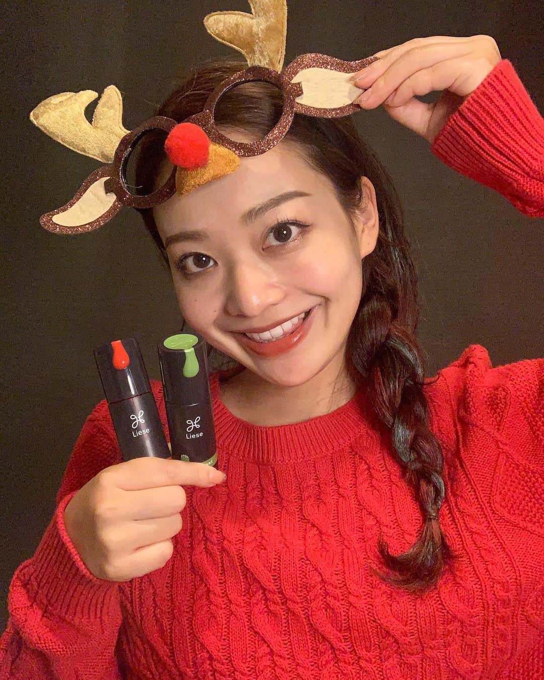 前谷楓さんのインスタグラム写真 - (前谷楓Instagram)「@liese_official_jp さんの #ヘアモンスター　使ってアレンジ 今回は、クリスマスVer🎅🎄🎂 クリスマスパーティーとか、イベントの時にも使えるヘアモンスター！！ 📍カラー ・Rouge red(ルージュレッド) ・Olive khaki(オリーブカーキ) の2色使いしてみました〜✨ ヘアモンスターを髪に塗って、三つ編みをするだけ！！簡単ヘアアレンジ✨🧡 気分によって色を変えれるから、すごく楽しい🎵😆 ． #リーゼ#liese#花王_pr #pr_花王#花王#ヘアアレンジ#ヘアアレンジ簡単 #簡単ヘアアレンジ #イメチェン#ヘアセット #ヘアスタイル #三つ編み#クリスマス#パーティーヘア #パーティー#ミスキャンパス関西学院#ミスキャンパス関西学院大学2020 #エナジー溢れるお姉さん」11月26日 23時18分 - bibi_pilates