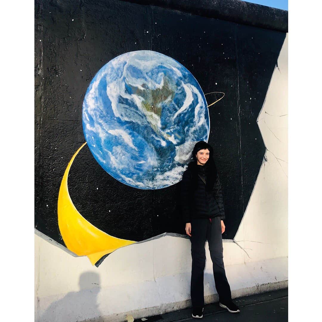 小野りりあんのインスタグラム：「決めたよ〜。 Asia climate Rally は,﻿ オンラインアクションになりました！ （みんなもやろう♪）  そして、２７日の気候マーチは、 元々　@mari4646mari が個人的主催で計画したものだから﻿ そのまま、決行だよ👍  私は、どうするか悩んだの。 アクション参加したいけれど、 ちょっと現地に行くのは 拒む気持ちがあったの  だとしてもね、 個人で国連前で気候マーチ企画するのって すごい行動力だと思う。 私、今まで団体として、 マーチの許可もらってきた例しか見たことなかったから。 みんなにもそんなマリを知って欲しいなと思って 家からライブ配信で参戦することにしたよ﻿ 27日12時半から〜！　マーチは、人数制限アリandコロナ対策して　という形。  私の個人としては、 気候危機もコロナ危機も、 科学者の声を大切することが大事だと思っている﻿  気候変動もコロナも みんなスタンスが違う  「パーフェクトじゃないと行動しちゃいけない」 だったら誰もその一歩が踏めなくなる だから、アクションへの色んな入り口があっていいと思う まずは、「変わっていきたい」が「行動になる」ことの方が大切  自分が一番納得いく行動を選びたいから 今回はこの形に満足している🥰   #asiaclimaterally #asia4divestment #youthlead #asia4climate」