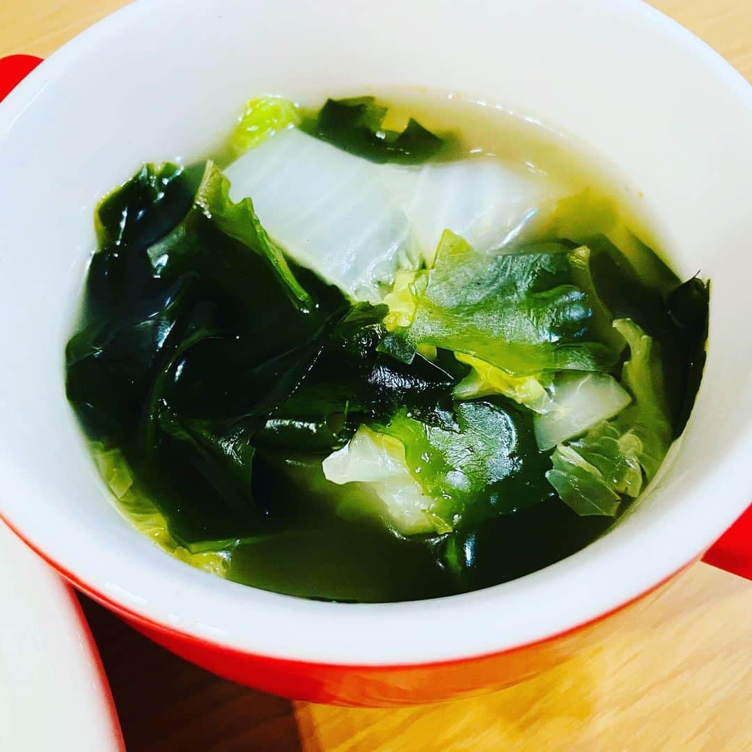 浜名ランチさんのインスタグラム写真 - (浜名ランチInstagram)「オニオンガーリックポークステーキ  お肉が安かったので✨✨ 最高に美味しいの作ってみました！！  いつもバラ肉ばっかりだったのでたまにはいいですね(*≧∀≦*)  白菜とわかめのスープも豚肉とマッチング❤️  #オニオンガーリックポークステーキ #白菜とわかめスープ #同棲生活 #浜名ランチ #ピーラーの魔術師」11月26日 23時22分 - hamanaranch