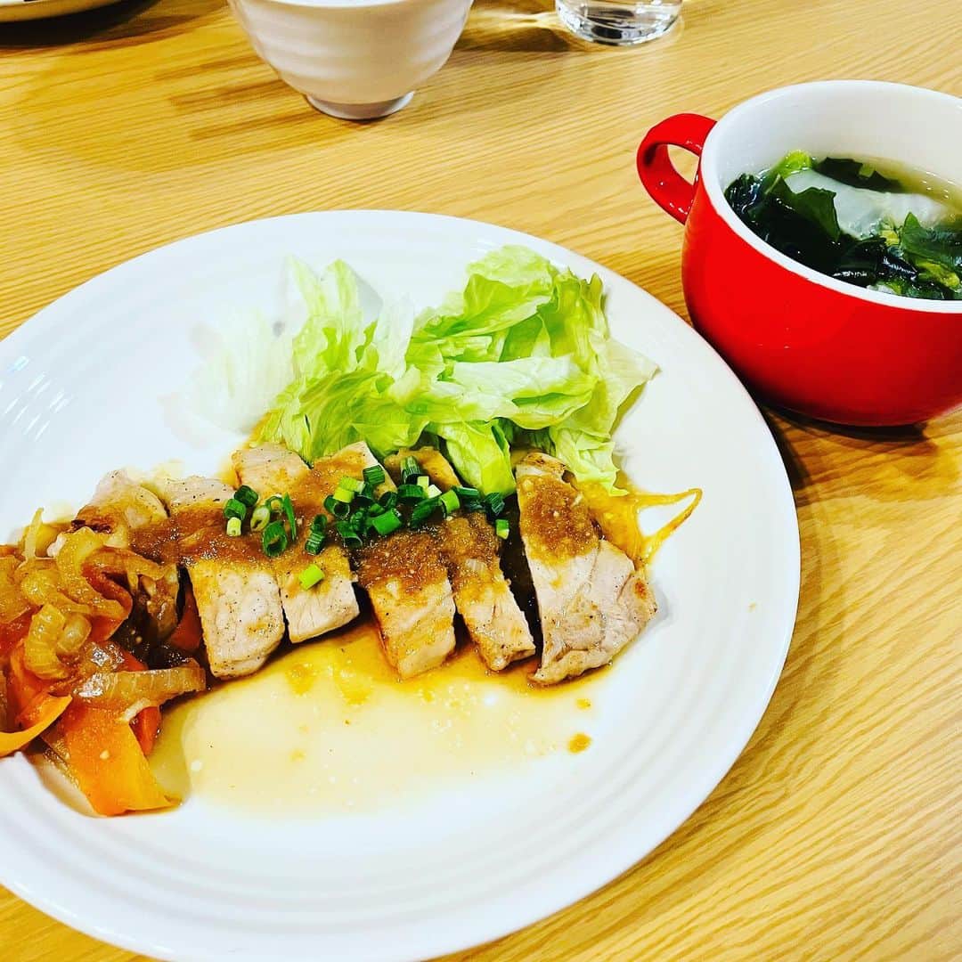 浜名ランチさんのインスタグラム写真 - (浜名ランチInstagram)「オニオンガーリックポークステーキ  お肉が安かったので✨✨ 最高に美味しいの作ってみました！！  いつもバラ肉ばっかりだったのでたまにはいいですね(*≧∀≦*)  白菜とわかめのスープも豚肉とマッチング❤️  #オニオンガーリックポークステーキ #白菜とわかめスープ #同棲生活 #浜名ランチ #ピーラーの魔術師」11月26日 23時22分 - hamanaranch
