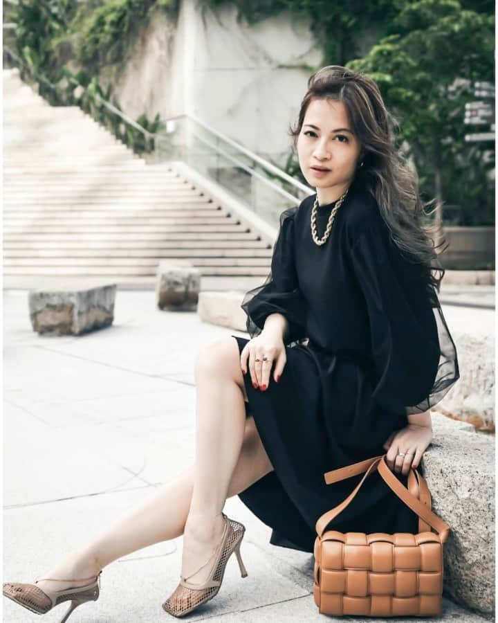 Ruby Kwanのインスタグラム：「My favourite #colourcombo recently is black and beige. 🖤🧡🖤 In the past I usually will only take black and white. Because I like cool colours with cool colours. Warm colours match with warm colours. However, once I shifted to aware that black, white and beige are actually all neutrals. I started to mix them together. And there is so much fun and my outfits have many more mix and match options. Are you doing the same?  By the way, can you tell me which facial expression you like? 1) looking to the camera 2) not looking to the camera 3) pretend to be cool  Outfit: Dress @simonerocha_ @shopbop Necklace @brinkerandeliza Shoes & bag @bottegaveneta Earrings @bottegaveneta  #rougecloset #neutralstyle #blackandbeige #shopbop #simonerocha #brinkerandeliza #bottegaveneta」