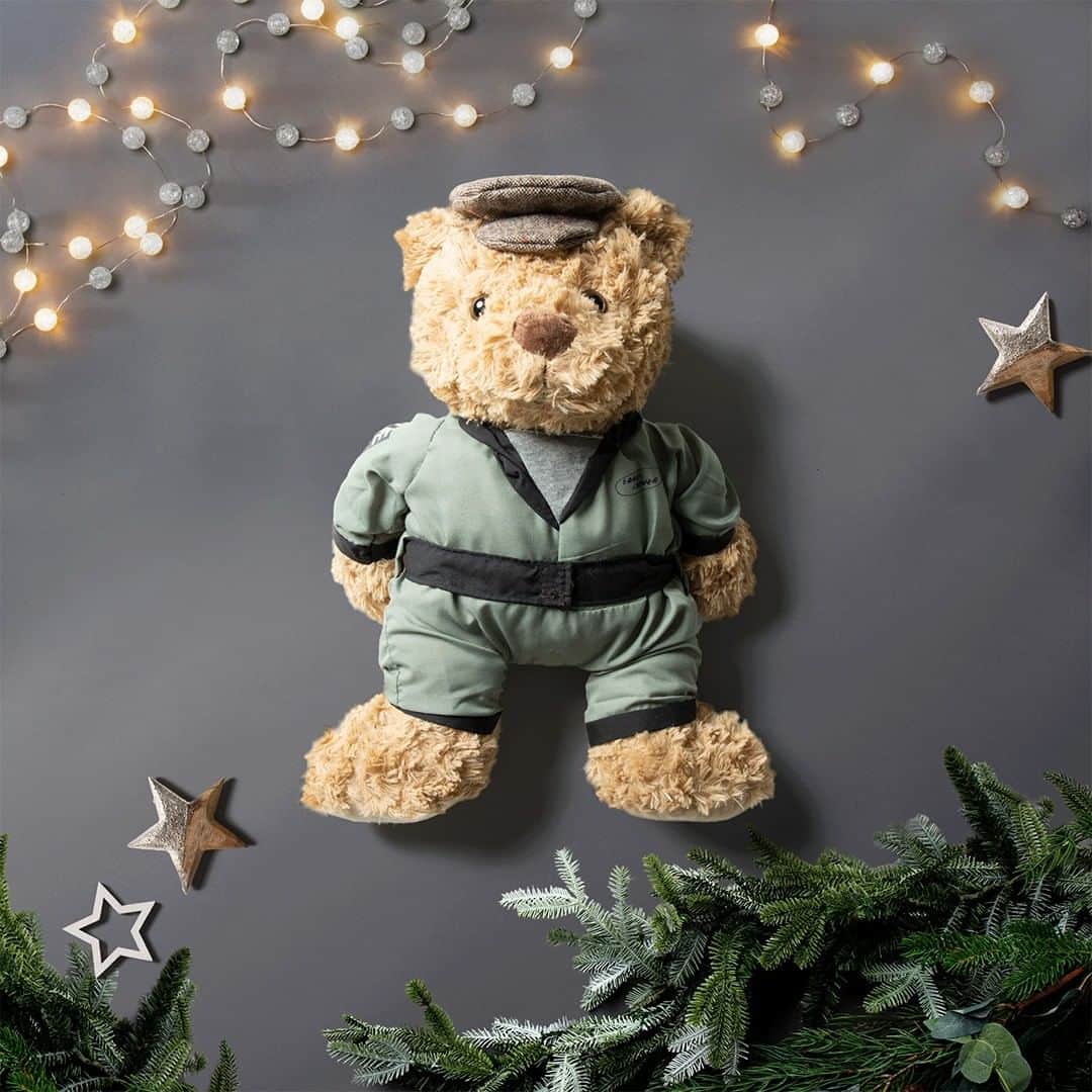 Land Roverさんのインスタグラム写真 - (Land RoverInstagram)「Rev up the season for #LandRover fans big and small this Christmas with the Land Rover Collections - from 'Hue' the Teddy Bear to the #RangeRover Ride On. Click the link in our bio to shop now.  #Christmas #Christmas2020 #Presents #Gifts #GiftIdeas #ChristmasShopping #RangeRover #Hue #RangeRoverRideOn #LandRoverTrike #LEGO #LEGOTechnic #Defender」11月26日 23時30分 - landrover