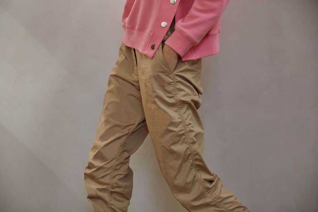 デレクラムのインスタグラム：「No one does pants better than Derek Lam. The Phoenix jogger is perfect for any occasion.」