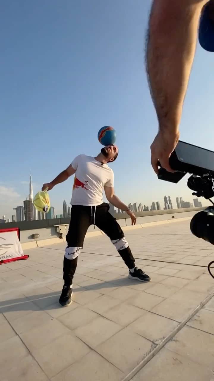 ショーン・ガルニエのインスタグラム：「FEW MOVES ⚽️! Back soon 🤪... Thanks @transformaltitude for the location 🙏🏻🙏🏻🙏🏻... Secret project on the way 🔥🔥 🔹 Quelques moves😎 ! De retour bientôt 😂 Merci @transformaltitude pour le lieux magic  Projet secret en progression 🤙🏻  #secret #seangarnier #seanfreestyle #urbanballer」