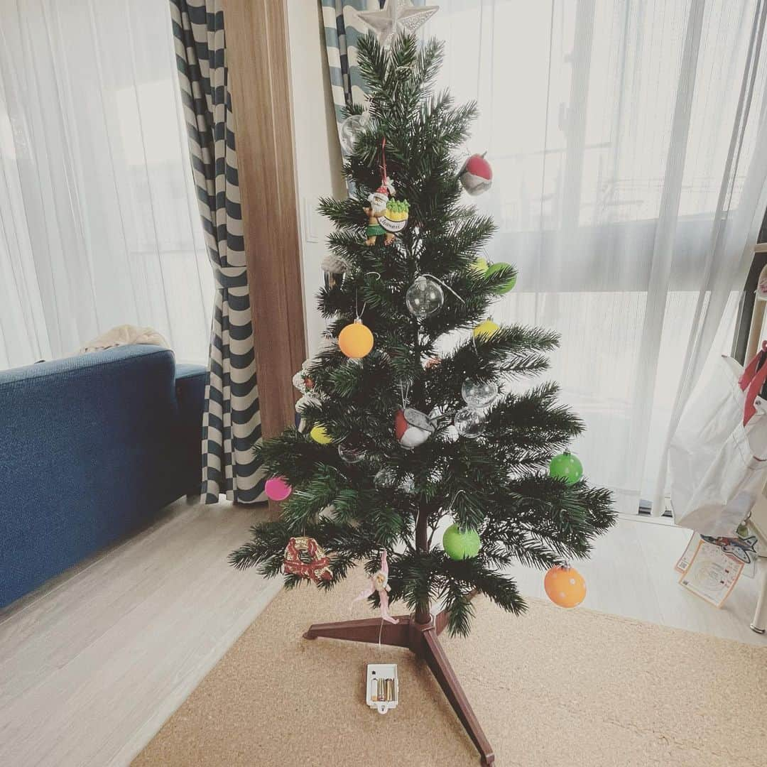 久保順子のインスタグラム：「息子とクリスマスツリー🎄を飾りました❣️ 毎年、脚を隠したいなぁーっと思っていたので…ポチっと検索すると…「ツリースカート」というアイテムがあるじゃ無いかぁー👍😻😻 今年のツリーは雪が降っています❄️☃️🎄」