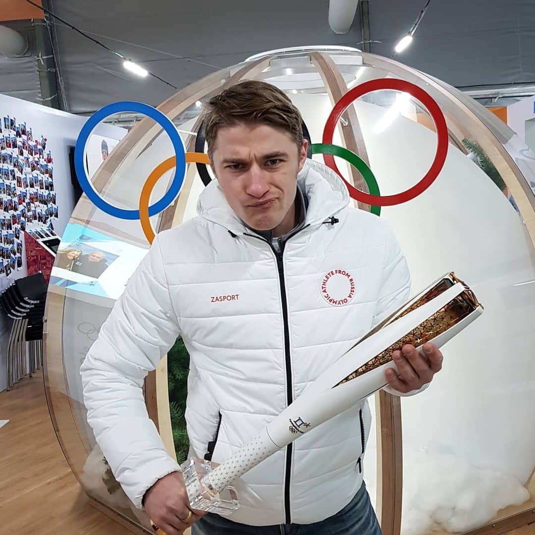 アレクセイ・ロゴノフのインスタグラム：「Я на Урале! @rogonov_alex Провожу здесь интенсивы и выездные мастер-классы для фигуристов.  Ближайшие интенсивы в Кировграде: 5-6 декабря  12-13 декабря  Интенсив включает в себя 2ч льда + 1ч ОФП + 1ч СФП   Присоединяйтесь!)) Запись: @lidiafffffff  По вопросам мастер-классов и индивидуальных тренировок на другие даты пишите в whats app: 89521463680⠀ 89630427251 (Лидия)  Также продолжаю вести тренировки онлайн ЕЖЕДНЕВНО в 18:00 по Москве. Запись по т. +79262554995 (Анастасия)  @inSkate_team #inSkateCamp #Урал #figureskating #sboryvsochi #figureskating #pyeongchang2018  #olympic #фигурноекатание #сборы #фигурноекатаниесборы #фигурноекатаниедети #Вебинары #фигуристка #фигуристы #iceskating #сборынадому #мобильноеприложение #inSkate」