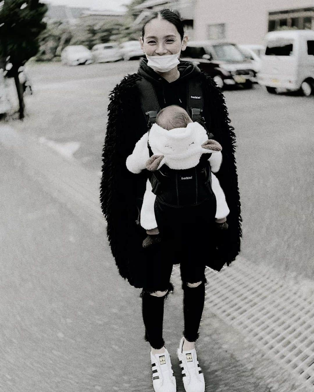 松浦みなみさんのインスタグラム写真 - (松浦みなみInstagram)「もふもふ🐑 _  #baby #2monthsbaby  #babygirl #momlife #babybjorn #ootd #ootdfashion #moussy  #gu #oneteaspoon #adidas」11月26日 23時36分 - 373_matsuura