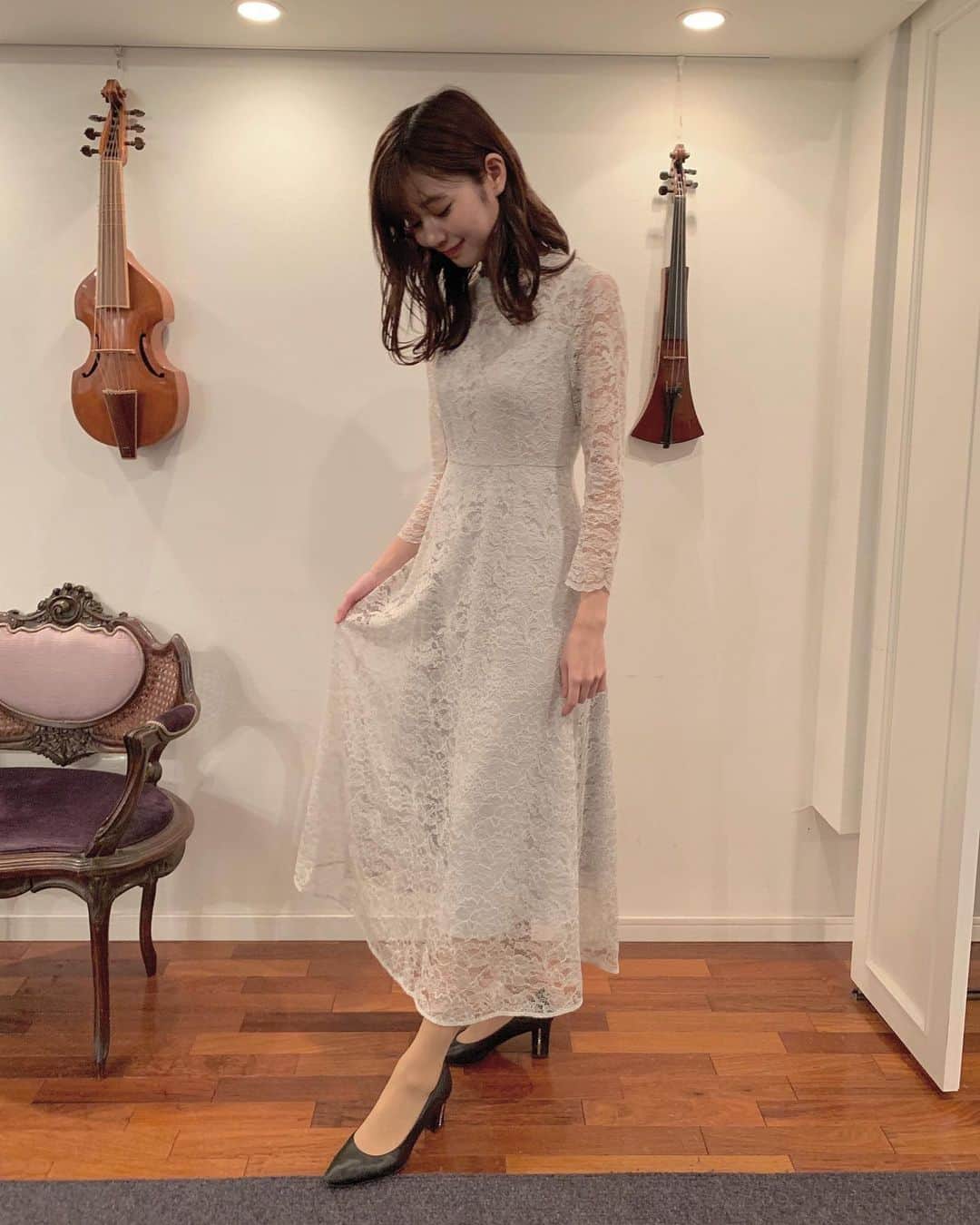 杉浦みずきのインスタグラム：「youtube「夜に駆ける」演奏動画の瞳さんとお揃いのこの衣装は、@m_maglie_le_cassetto_official  さんのワンピースです♡ お上品な色合いと繊細なレースがすごくお気に入り✨☺️ ・ ・ #衣装 #ワンピース #レースワンピース #レースワンピ」