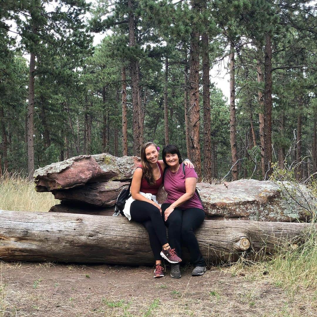Nicole Mejiaのインスタグラム：「SEASON OF GRATITUDE: DAY 1  Happy Thanksgiving🧡  One of the things I’m most grateful for in 2020 was having three weeks with my parents in Colorado. Hiking, laughing, eating, and working alongside one another. It was healing to my heart in places I didn’t know I still had wounds from my childhood and all of the struggle we went through as a family. I’m grateful that I’m reaching a place in my journey where I can truly see my parents for who they are and am no longer comparing them against who I need or expect them to be. I see them as two huge hearted, intelligent, and silly souls who joined together to create four incredible humans. Sharing space with them gave me so much to look at and work on within myself. I didn’t realize how much I missed having them both in the same space. It’s a feeling that will live in me forever.  Swipe for moments from our time together. ⛰」