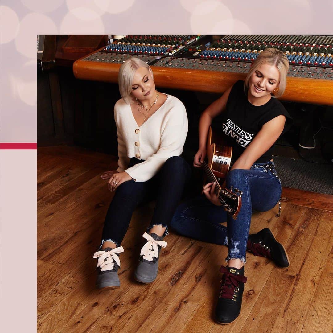 Kedsのインスタグラム：「Just a few things we’re thankful for: family, jam sessions, being together. This Thanksgiving may feel a little different, but it’s no less filled with love and gratitude. We’re passing along the thanks with an exclusive cyber week offer on our best-selling boots. Tap to shop.」
