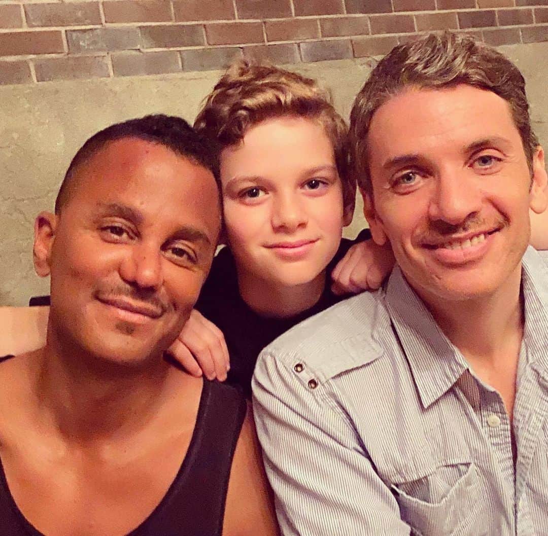 のインスタグラム：「Happy and healthy #socialdistancing Thanksgiving to all my American friends! More than ever in those challenging times, gratitude is our saving grace. For today at least, let’s all focus on what we’re thankful for. Im grateful for my godson @raph_loury and his dad @frederic_loury_as that have been both a blessing in my life. My adorable goddaughter @juliette_loury is missing on this picture. Im grateful for my phenomenal loving group of friends that I’ve been in my life for decades. Lastly,  I’m forever grateful that I’ve managed to make a living out of my passion for acting.  Let’s all have more compassion and empathy towards each other. God knows we could use more of that! 🙏🏻❤️」