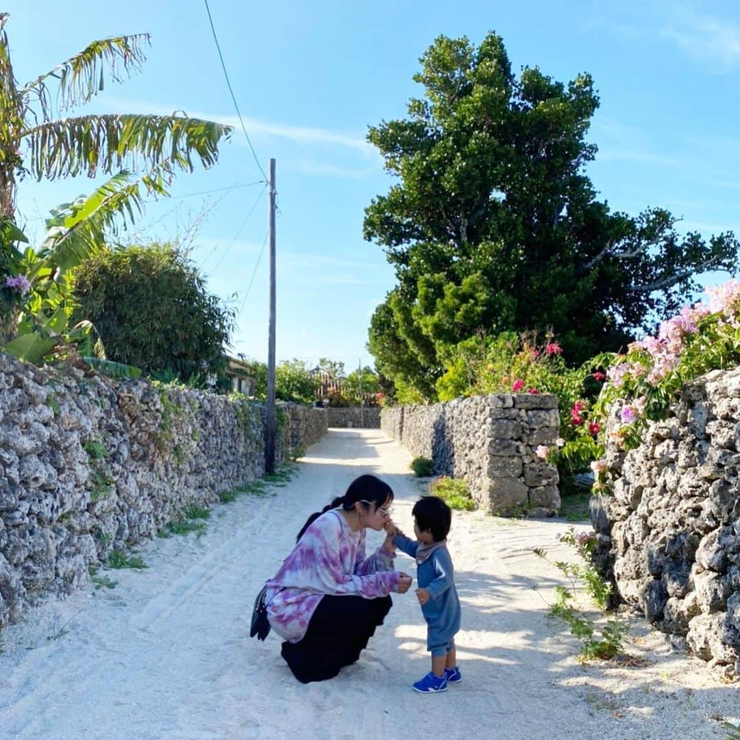 知念美加子さんのインスタグラム写真 - (知念美加子Instagram)「念願の竹富島〜🌺🌺🌺 ・ ・ ・ たけのこも初めての旅行✈️ 大変だけど（ほんと大変だけど）それ以上に楽しい❤️ ・ ・ 写真はすてきなラブラブ写真❤️ のようだけど、道生えてる花を食べさせられてるとこです😇 ・ ・ ・ #竹富島 #半袖が正解でした #たけのこメモリー」11月26日 23時39分 - chinenmikako