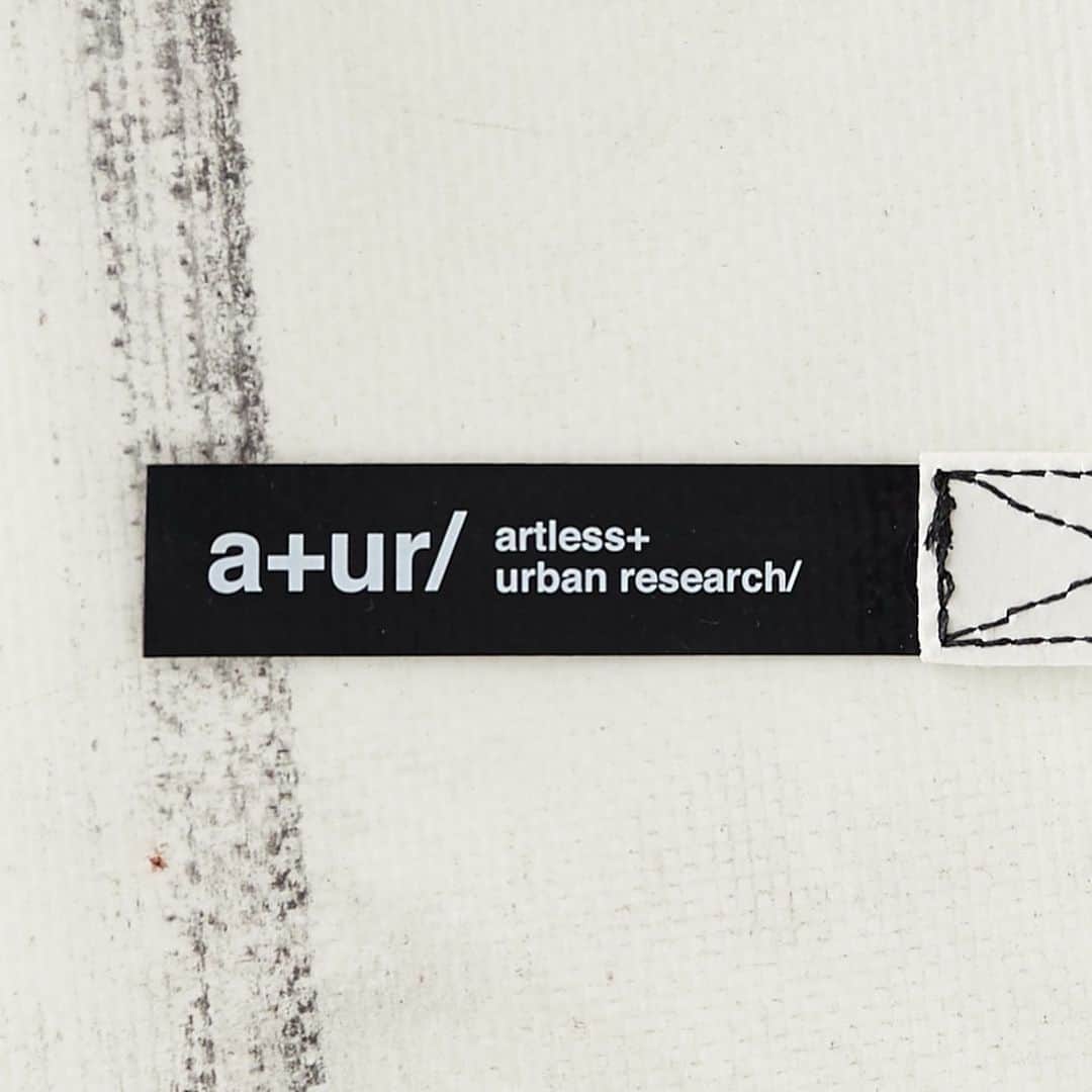 川上俊さんのインスタグラム写真 - (川上俊Instagram)「[artist work] 今回のバックには、artless IncとURBAN RESEARCHの頭文字を取った「a+ur/」のタイポグラフィがバッグにプリントされ、アーティスト名もクレジットさせてもらっています。  「F52 MIAMI VICE “wabi+sabi” edition」は、スイス・チューリッヒにあるフライターグの本社にて、タープの洗浄から裁断、シルクスクリーン工房での手作業でのプリントまでがおこなわれ、丁寧に作られている。タープそのものが同じものがひとつとしてない、そして、ハンドクラフトで生産されている、すべて1点もののプロダクト。ある意味、僕の作品制作と同じ手法でもある。」11月26日 23時41分 - shunkawakami