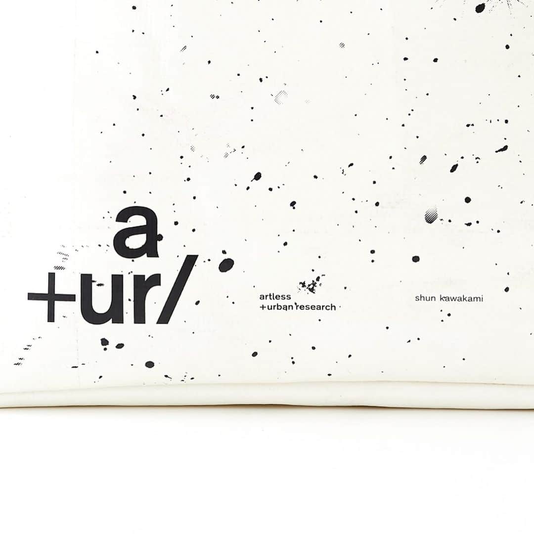 川上俊のインスタグラム：「[artist work] 今回のバックには、artless IncとURBAN RESEARCHの頭文字を取った「a+ur/」のタイポグラフィがバッグにプリントされ、アーティスト名もクレジットさせてもらっています。  「F52 MIAMI VICE “wabi+sabi” edition」は、スイス・チューリッヒにあるフライターグの本社にて、タープの洗浄から裁断、シルクスクリーン工房での手作業でのプリントまでがおこなわれ、丁寧に作られている。タープそのものが同じものがひとつとしてない、そして、ハンドクラフトで生産されている、すべて1点もののプロダクト。ある意味、僕の作品制作と同じ手法でもある。」
