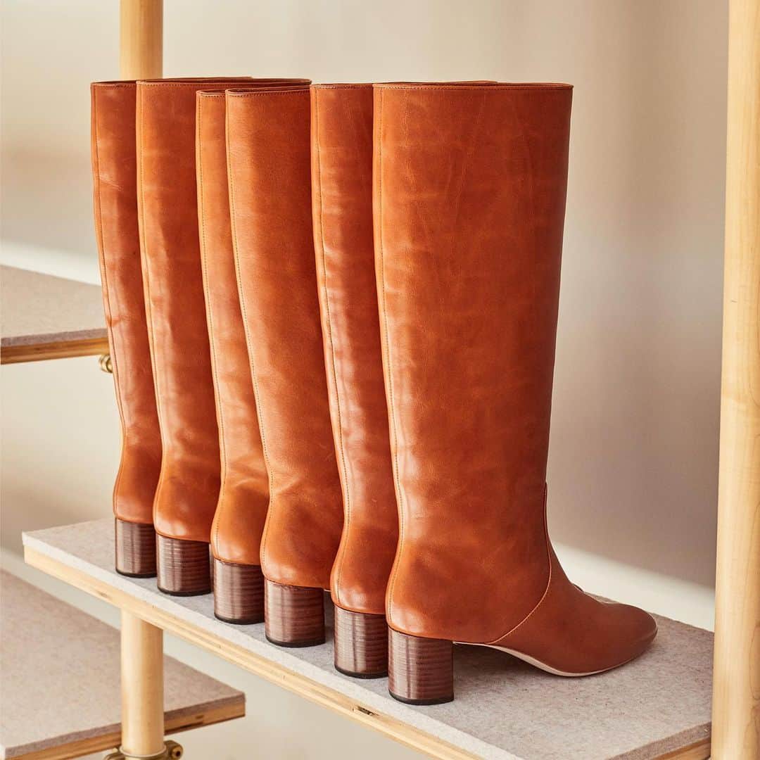 レフラーランドールのインスタグラム：「Our best-selling tall boots are 20% off when you donate $10 on our site to The Campaign Against Hunger @tcahnyc . It’s the perfect time to buy a dream pair while also supporting this wonderful organization providing nutritious meals to New Yorkers who are struggling this year. 💕」
