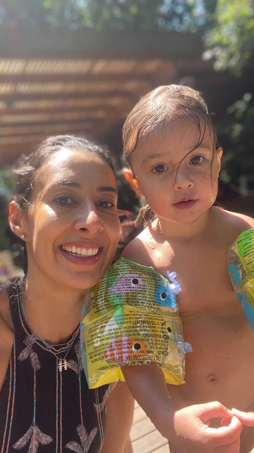 シェイラ・カストロのインスタグラム：「Oficialmente uma peixinha, de mar e de piscina!!! Que delicioso participar de tudo isso diariamente!!! #albumdalizeninna #sheillacastro #mundobita」