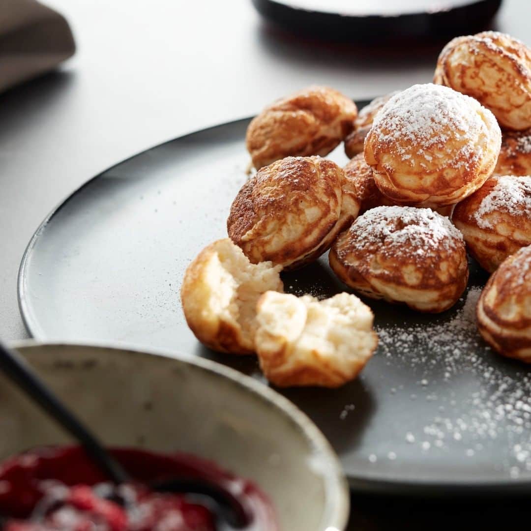 BoConceptさんのインスタグラム写真 - (BoConceptInstagram)「One traditional Danish Christmas treat is æbleskiver, which means ‘apple slices’ – although the modern recipe is apple-free. These delicious pancake balls are easy to make and best served with homemade jam, a dusting of icing sugar and a cup of gløgg, which is Danish mulled wine.  #boconcept #liveekstraordinaer #christmas #christmascookies」11月26日 23時54分 - boconcept_official
