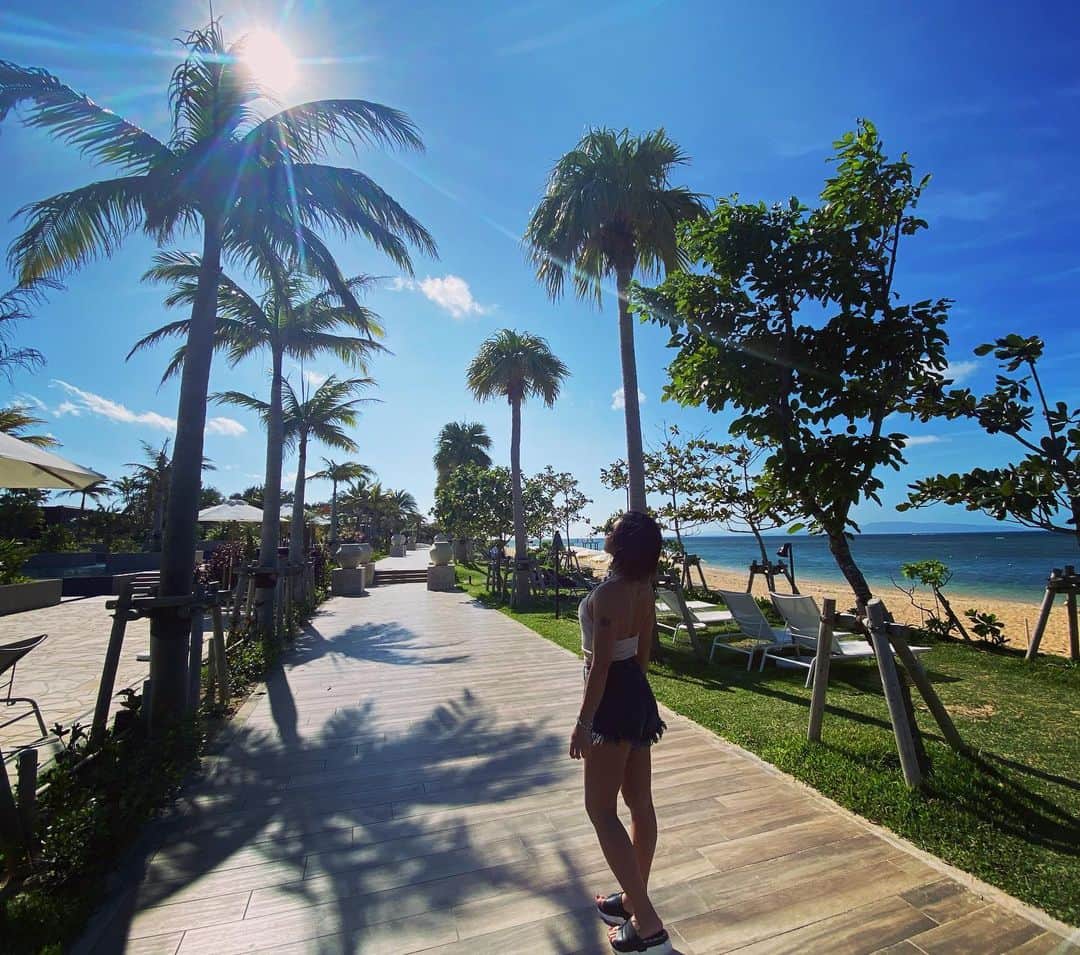Nazukiのインスタグラム：「🌴石垣島🌴  2020.11.25  初の石垣島✨ ここは、Hawaii？？😭 っていうくらいリゾート🌴  旅の始まりは、搭乗締め切りが早くて、着いたの5分過ぎてしまい、乗り遅れて😰 更に飛んでる本数1日2本で、次の便にしたら、予定していた小浜島までのフェリーが終わってしまって、急遽石垣島に滞在😭😭😭  3時間かけて飛行機撮り直して、その日の宿のホテルを探して、泊まりたかったホテルに❣️STAY👍  結果、初の石垣島に行きたかったホテルに滞在できて✌️ 結果よかった❤️❤️❤️👍  相変わらずのドジしてる私ですか、 珍道中沖縄の旅楽しみます❤️  #okinawa #ishigakiisland #vacation #summer #hawaii #trip #family  #沖縄　#石垣島　#夏休み」