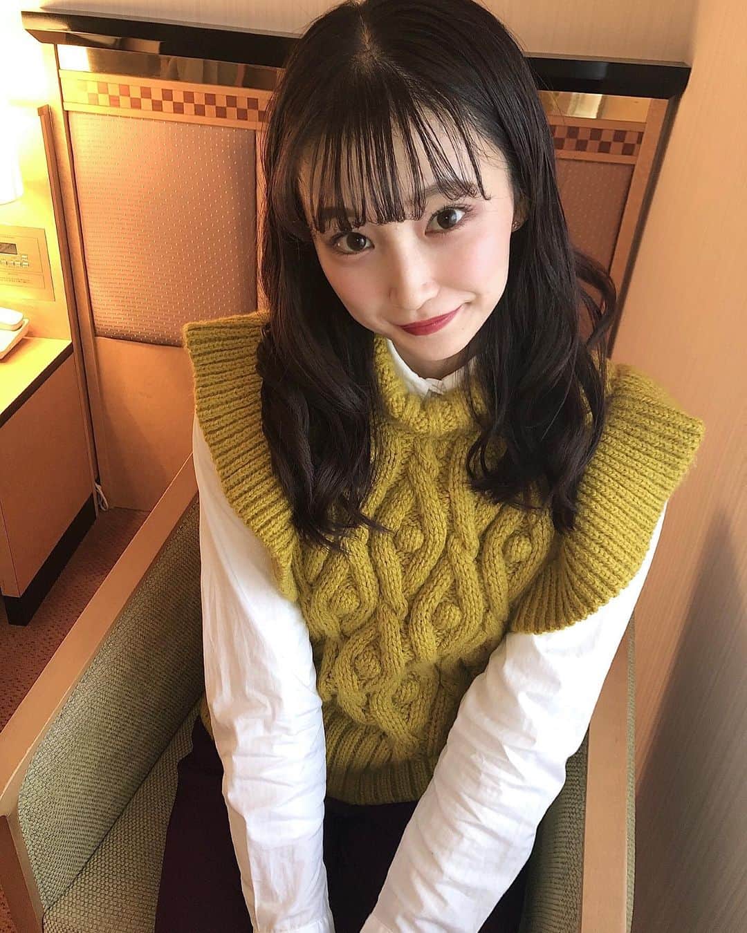 加藤早和子のインスタグラム：「❤︎ たまには iPhoneフォト📱  このマスタードカラーのニット 一目惚れして買いました🧶  . . #彼女感 #青山学院大学 #青学 #女子大生 #大学生 #ニット #マスタード #冬 #iPhoneカメラ #photo」