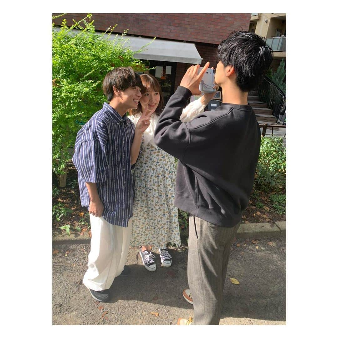 いよたなるみさんのインスタグラム写真 - (いよたなるみInstagram)「🎬﻿ ﻿ This is LAST『ひどい癖』﻿ MVに出演させていただきました◉﻿ ﻿ チェキ撮影中のYP監督と吹春くんとわたしのオフショットです。﻿ ﻿ じつはすこし、寒かったヨ、思い出。ふふ﻿ ﻿ This is LASTさんの公式YouTubeチャンネルでMV公開されているので、ぜひのぞいてみてください♩」11月27日 0時03分 - iyotanarumi