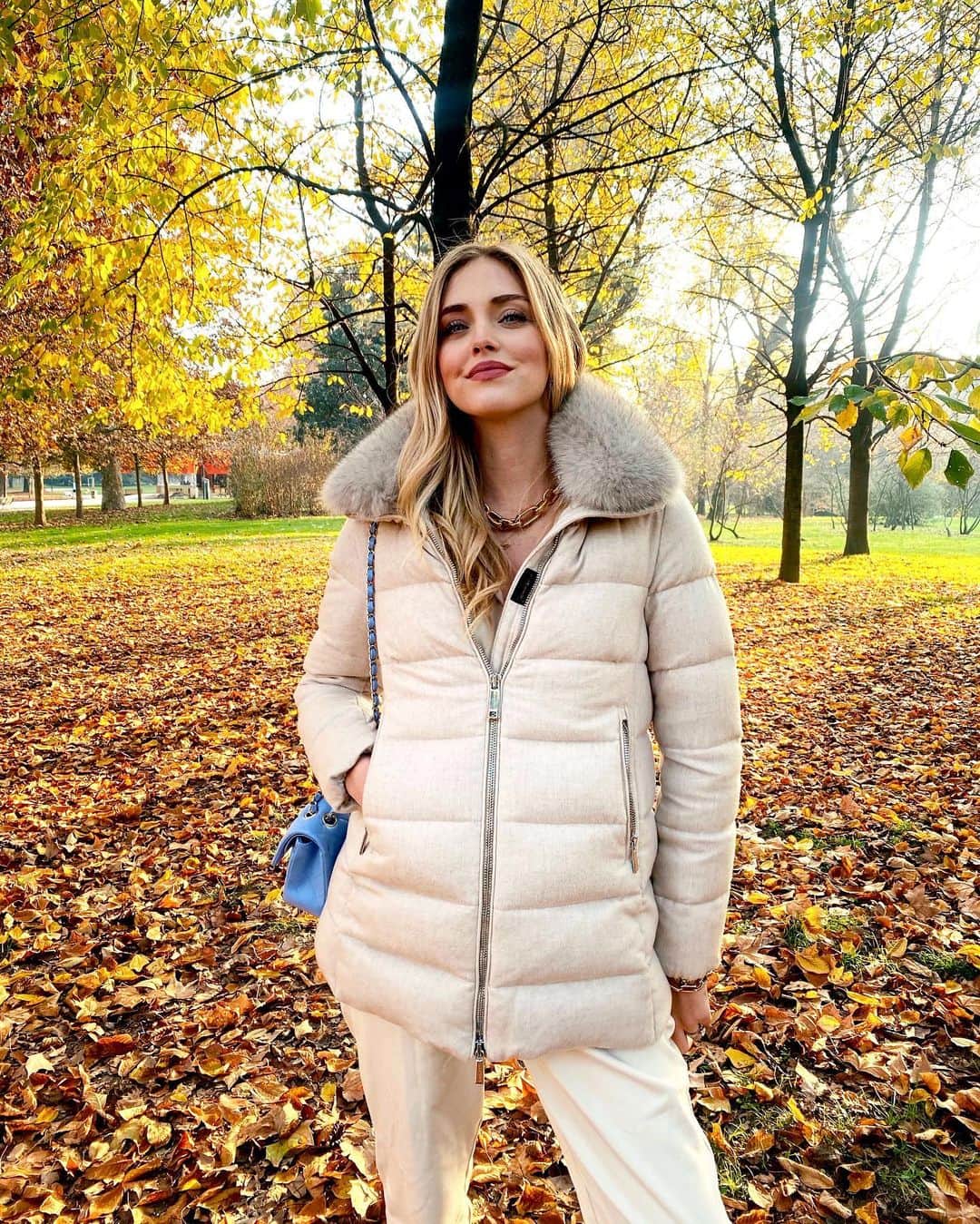 キアラ・フェラーニさんのインスタグラム写真 - (キアラ・フェラーニInstagram)「Afternoon at the park 🍁 warmest jacket today from @moorer_official #moorer #DoradoFurLS9 #adv」11月26日 23時56分 - chiaraferragni