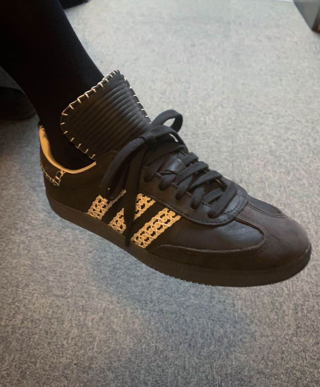 田中瞳さんのインスタグラム写真 - (田中瞳Instagram)「. 普段、ヒールの高い靴はほとんど履きません。 という事で今日もこんな足元でしたが おろしたてだというのに、アレを踏んでしまいました。  本当にショックです… 靴に申し訳ない…」11月26日 23時58分 - hitomi_tanaka_9