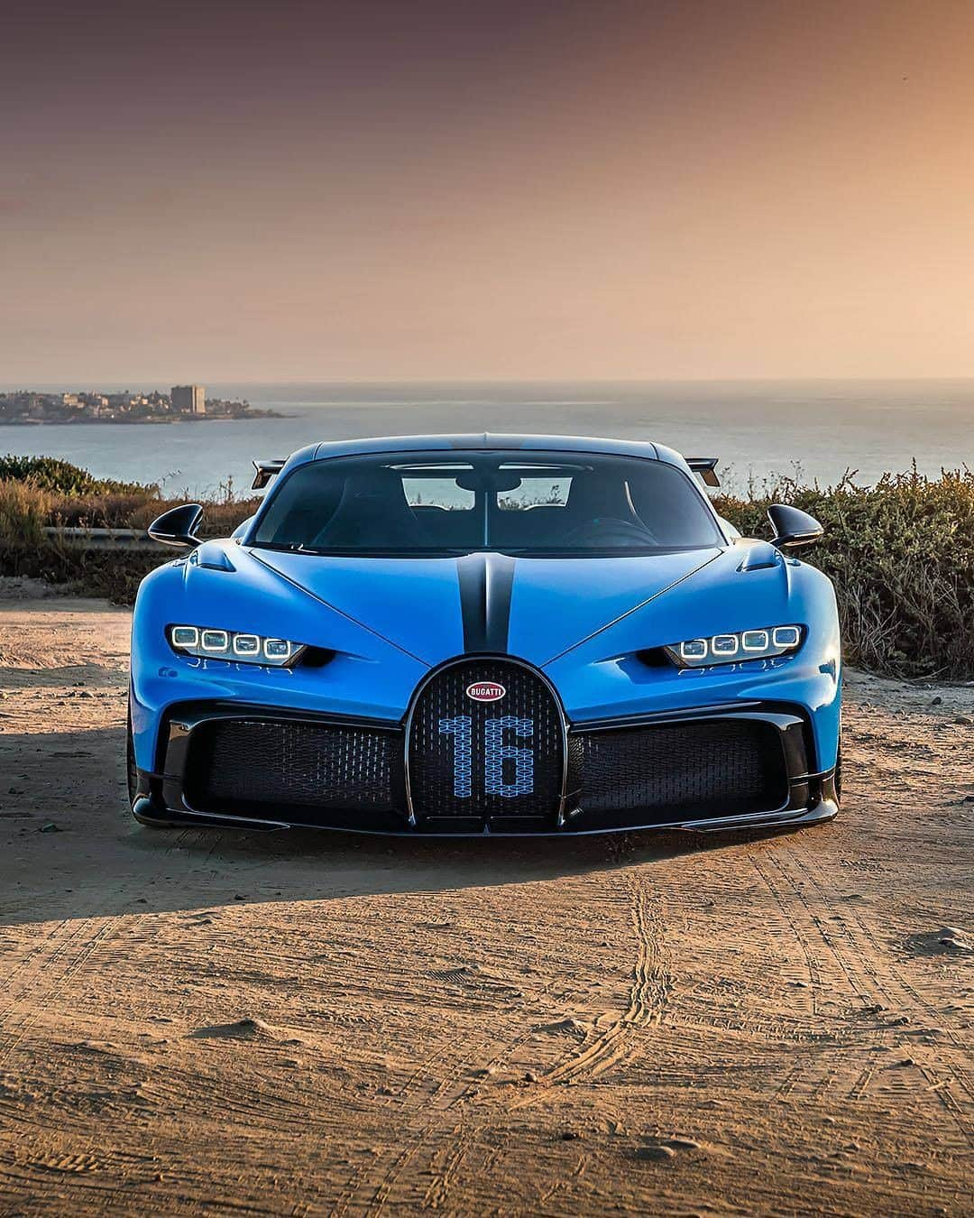 ブガッティさんのインスタグラム写真 - (ブガッティInstagram)「Throwback to the CHIRON Pur Sport during the US Roadshow. Happy Thanksgiving to our US partners, customers, and fans!   #BUGATTI #Thanksgiving #Thanksgiving2020  _  Fuel consumption, l/100km: 36.7 in urban areas / 15.8 in extra urban areas / 23.5 combined; combined CO2 emissions g/km: 553; efficiency class: G」11月27日 0時00分 - bugatti