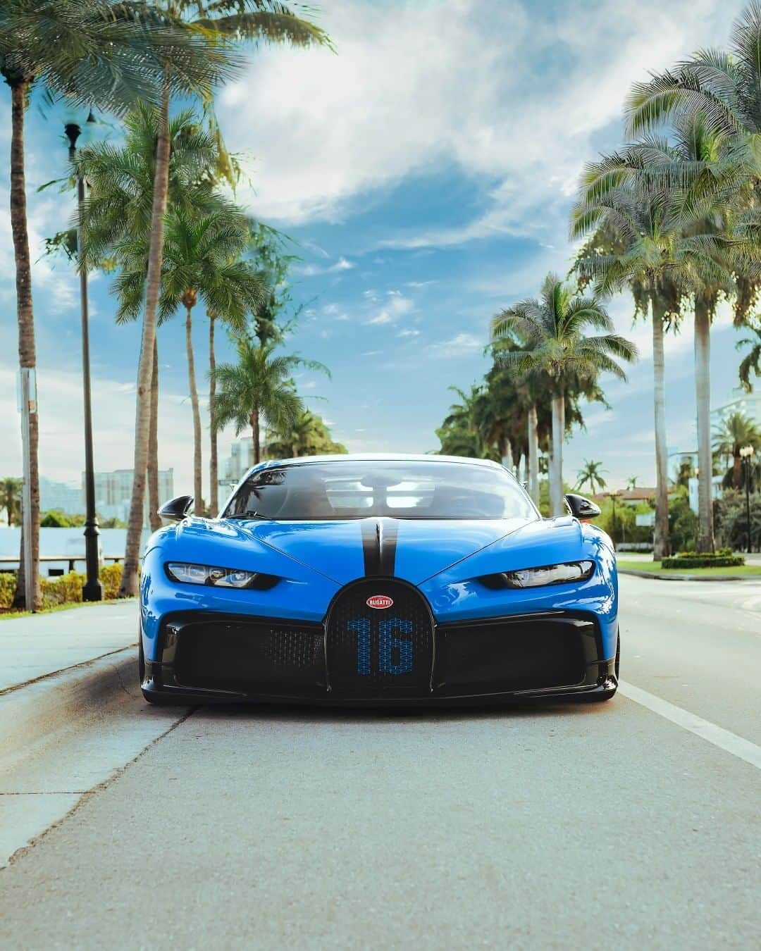 ブガッティさんのインスタグラム写真 - (ブガッティInstagram)「Throwback to the CHIRON Pur Sport during the US Roadshow. Happy Thanksgiving to our US partners, customers, and fans!   #BUGATTI #Thanksgiving #Thanksgiving2020  _  Fuel consumption, l/100km: 36.7 in urban areas / 15.8 in extra urban areas / 23.5 combined; combined CO2 emissions g/km: 553; efficiency class: G」11月27日 0時00分 - bugatti