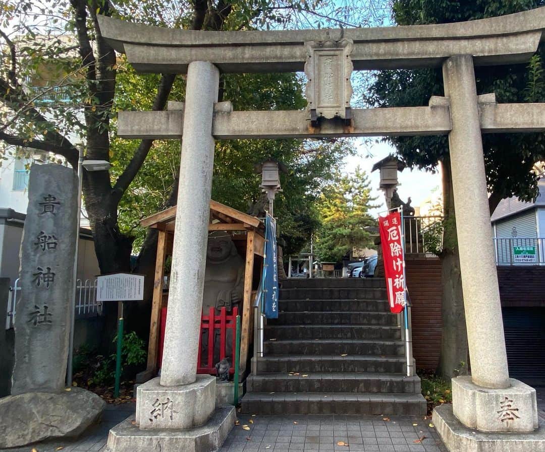 長谷川ヨシテルさんのインスタグラム写真 - (長谷川ヨシテルInstagram)「ぼくは#品川氏館 の#城にゃんこ だにゃ。 れきしクンとは#城跡 の西側のマンションの下で出会ったにゃ。 ・ 城主の#品川氏 は#源頼朝 さんにお仕えしてた、 #鎌倉幕府 の#御家人 のお方だったらしいにゃ。 #大河ドラマ #鎌倉殿の13人 にも出てくるかにゃ。 ・ それから、#室町時代 の中期に、 #鎌倉公方 の#足利持氏 って人に領地を没収されて、歴史上からいなくなったらしいにゃ。 ・ 今は#水の神様 の#貴船神社 が建ってるにゃ。 だから、ある意味#神社にゃんこ でもあるにゃ。 ・ #大崎駅 の徒歩圏内にあるシティ派な城跡なんだにゃ。 ゴロゴロ、ゴロゴロ。」11月27日 0時01分 - yoshiteru_hsgw