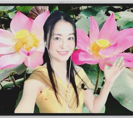 大桃美代子さんのインスタグラム写真 - (大桃美代子Instagram)「カンボジア観光ウェビナーでした。  今年の3月にカンボジア観光省のFAMツアーで行った、エコツーリズムの様子を動画も使いながらやってみました。  カンボジアの民族衣装。  ピッチピチ。  少しでもカンボジアを感じていただけたでしょうか？  背景のハスの花は、  プノンペンからモンドリキリ州に行く途中に見つけた蓮の池にあった花です。  画面や、画角のチカラを見せ方コーチングで言っていますが、コーチがやらずに誰がやる！？  この衣装、とにかくウエストを細く見せる作りになっていて一人では着られないのです。。。  しかし、一人暮らしの大桃、頑張ってきたんです。  負傷した左手が動いてくれて良かった🤣  カンボジアの観光投資も動き出しているようです。  カンボジア人がカンボジアを旅する事が増えているとか。。。  コロナ禍で海外への旅行は出来ずににますが、  コロナ後に始まるトラベルバブルに向けての動きが始まっています。  観光を通して、自然、文化、歴史、環境保護を感じるエコツーリズム。  山岳民族や、アミニズム、ゾウの保護活動などまだまだお伝えしたい事が沢山あります。  旅をする理由、、、  知らない土地で、初めて出会う人を認め、  自分を広げていく。  人間本来の知の欲求を体験できる。。  ワクワクします。  スイーツ界の巨匠　ピエール、エルメ氏は  「旅する事は、人生のスパイス」だと。  生きている事を感じるために、旅にでているのです。  カンボジア🇰🇭のワクワク旅。興味を持っていただけたら幸いです。  140人以上のお申し込みをいただき、  ありがとうございました。  また旅のお話も機会があればしたいと思います。  セミナーでは使わなかった写真も入れています。スワイプしてみてくださいね。  #カンボジア#カンボジア🇰🇭#モンドルキリ＃ストゥントレン#ラクチェ州#山岳民族#プノン族#プノンペン#シェムリアップ#プレアビヒア#アンコールワット#cambodia」11月27日 0時01分 - miyoko_omomo