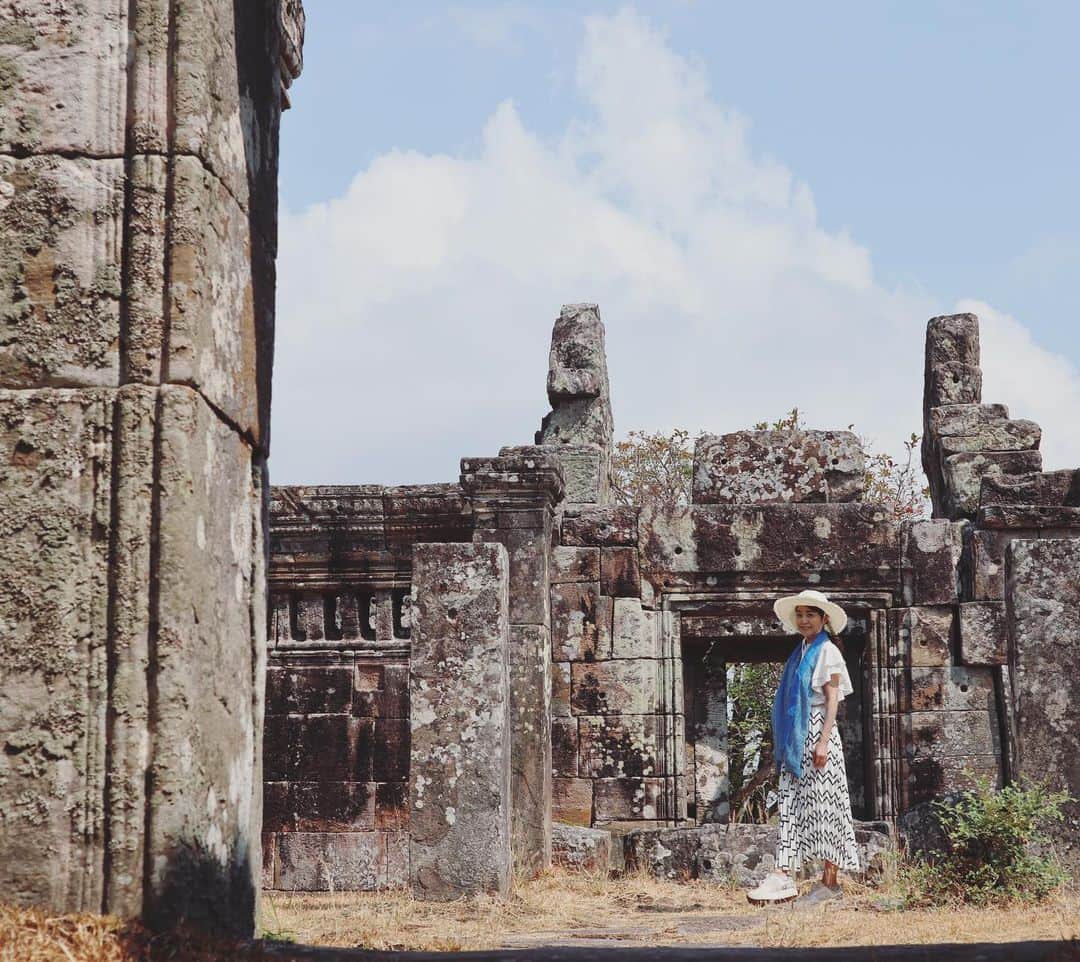 大桃美代子さんのインスタグラム写真 - (大桃美代子Instagram)「カンボジア観光ウェビナーでした。  今年の3月にカンボジア観光省のFAMツアーで行った、エコツーリズムの様子を動画も使いながらやってみました。  カンボジアの民族衣装。  ピッチピチ。  少しでもカンボジアを感じていただけたでしょうか？  背景のハスの花は、  プノンペンからモンドリキリ州に行く途中に見つけた蓮の池にあった花です。  画面や、画角のチカラを見せ方コーチングで言っていますが、コーチがやらずに誰がやる！？  この衣装、とにかくウエストを細く見せる作りになっていて一人では着られないのです。。。  しかし、一人暮らしの大桃、頑張ってきたんです。  負傷した左手が動いてくれて良かった🤣  カンボジアの観光投資も動き出しているようです。  カンボジア人がカンボジアを旅する事が増えているとか。。。  コロナ禍で海外への旅行は出来ずににますが、  コロナ後に始まるトラベルバブルに向けての動きが始まっています。  観光を通して、自然、文化、歴史、環境保護を感じるエコツーリズム。  山岳民族や、アミニズム、ゾウの保護活動などまだまだお伝えしたい事が沢山あります。  旅をする理由、、、  知らない土地で、初めて出会う人を認め、  自分を広げていく。  人間本来の知の欲求を体験できる。。  ワクワクします。  スイーツ界の巨匠　ピエール、エルメ氏は  「旅する事は、人生のスパイス」だと。  生きている事を感じるために、旅にでているのです。  カンボジア🇰🇭のワクワク旅。興味を持っていただけたら幸いです。  140人以上のお申し込みをいただき、  ありがとうございました。  また旅のお話も機会があればしたいと思います。  セミナーでは使わなかった写真も入れています。スワイプしてみてくださいね。  #カンボジア#カンボジア🇰🇭#モンドルキリ＃ストゥントレン#ラクチェ州#山岳民族#プノン族#プノンペン#シェムリアップ#プレアビヒア#アンコールワット#cambodia」11月27日 0時01分 - miyoko_omomo