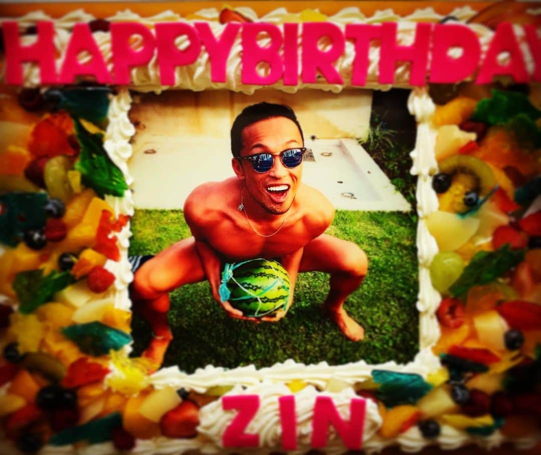 荒木駿平さんのインスタグラム写真 - (荒木駿平Instagram)「. . . @zin_dancer_jp さんお誕生日おめでとうございます🎉🎉🎉 これからも面白くてカッコいいジンさんを追いかけていきます🔥 . 素敵な一年になりますように✨」11月27日 0時01分 - syunpei0130