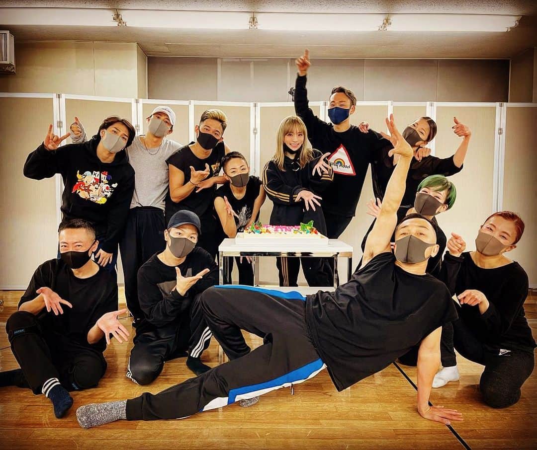 荒木駿平のインスタグラム：「. . . @zin_dancer_jp さんお誕生日おめでとうございます🎉🎉🎉 これからも面白くてカッコいいジンさんを追いかけていきます🔥 . 素敵な一年になりますように✨」