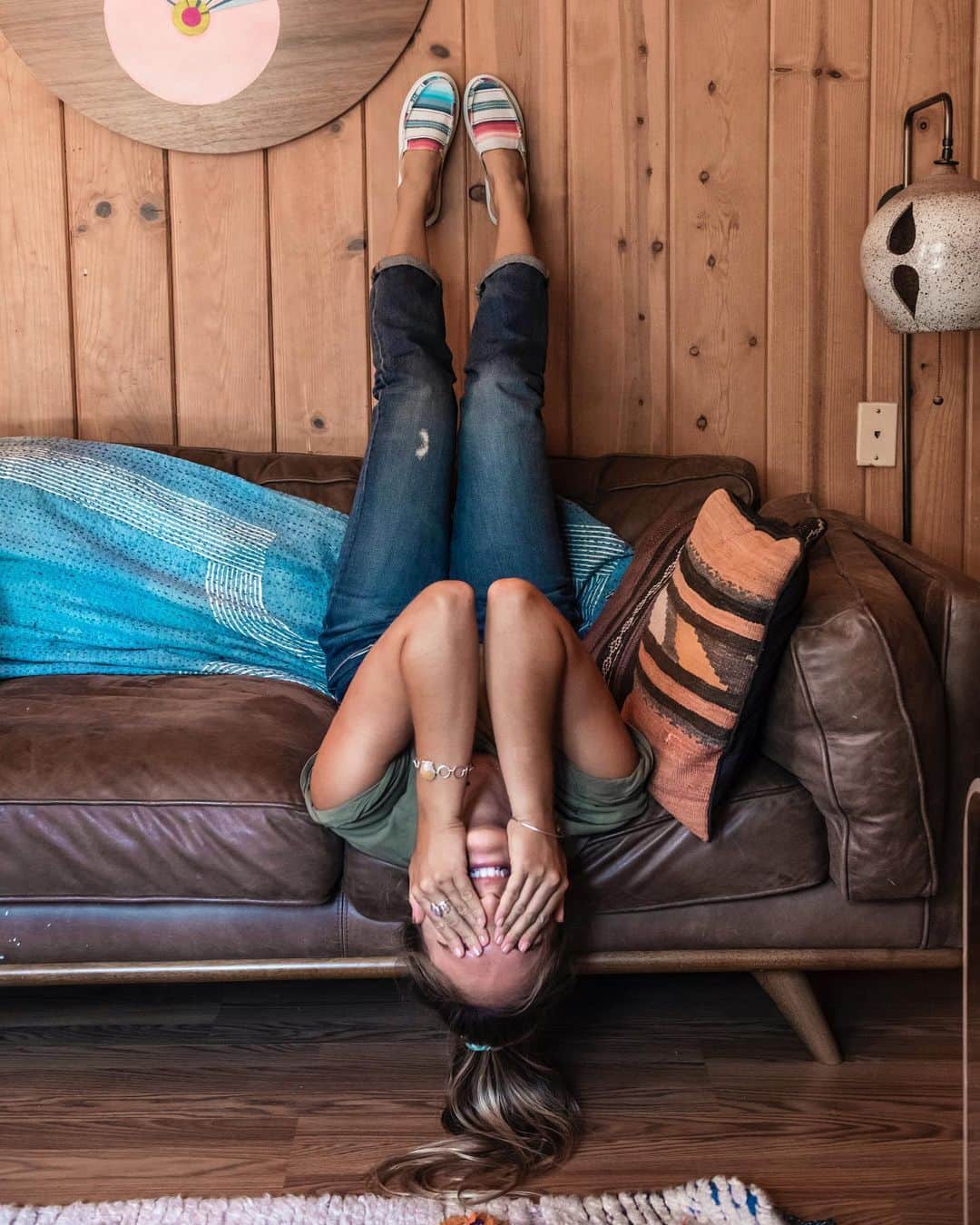 サヌークのインスタグラム：「The couch coma can wait, but the deals won’t. Up to 50% sandals, shoes, and slippahs starts right now. #Sanuk」