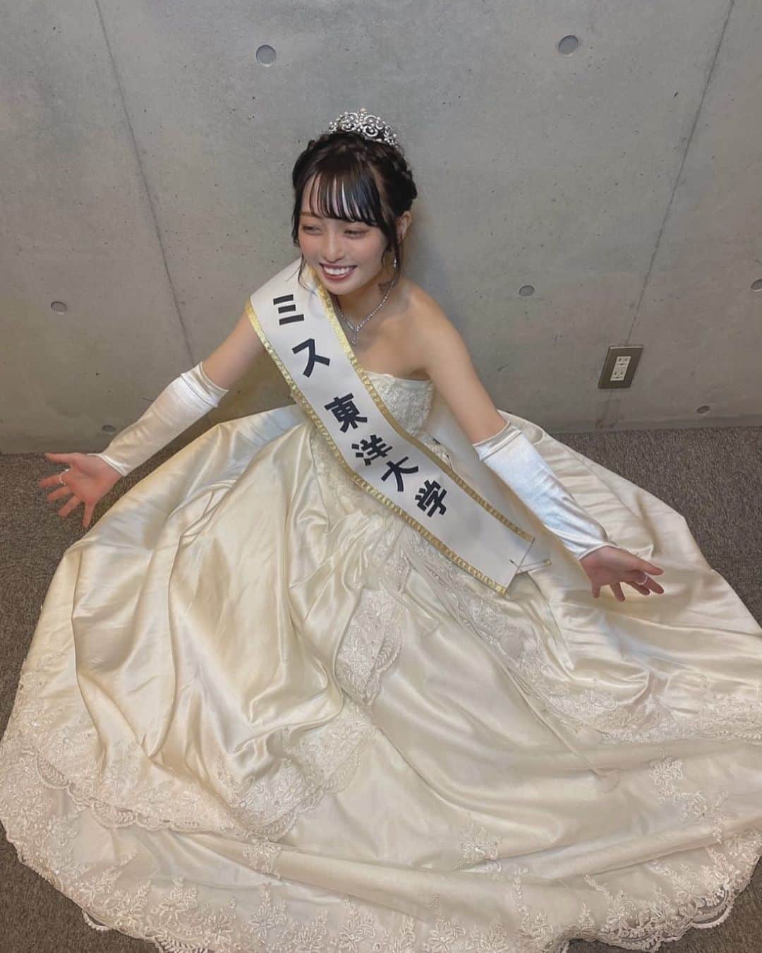 漆島七菜のインスタグラム：「S・R・Y Dress様から当日のウェディングドレスを貸していただきました！ 可愛らしいプリンセスラインのデザインから大人っぽいマーメイドドレスまで揃えてあって自分らしさを表現できるのでぜひオススメです🤤 すごく笑ってるうるしまを添えて🤭  #ウエディングドレス #ウエディングヘア #ミスコン #ミスコンファイナリスト   URL：https://www.rakuten.co.jp/sry-dress/ http://www.sry-dress.com/」