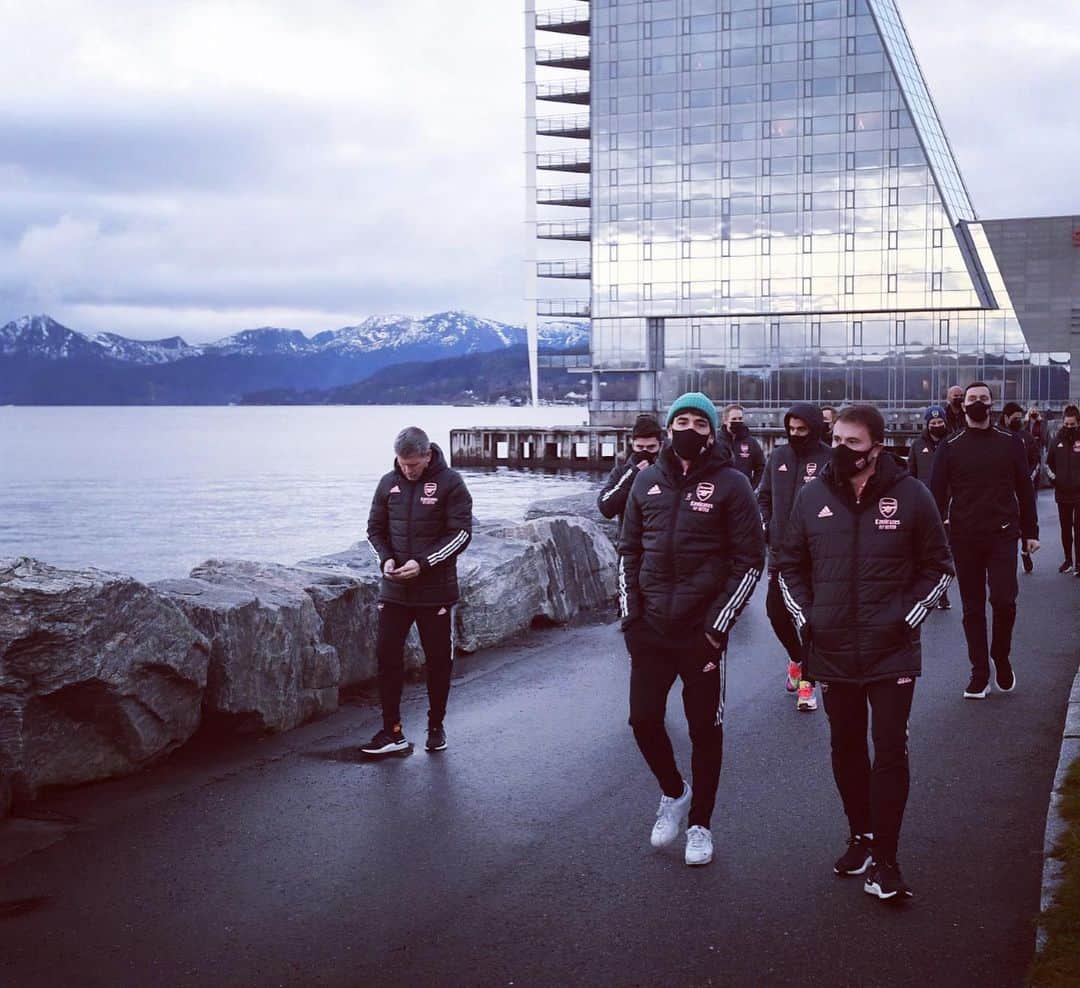 アーセナルFCさんのインスタグラム写真 - (アーセナルFCInstagram)「😍 Pre-match walks in Molde! 🏔」11月27日 0時08分 - arsenal