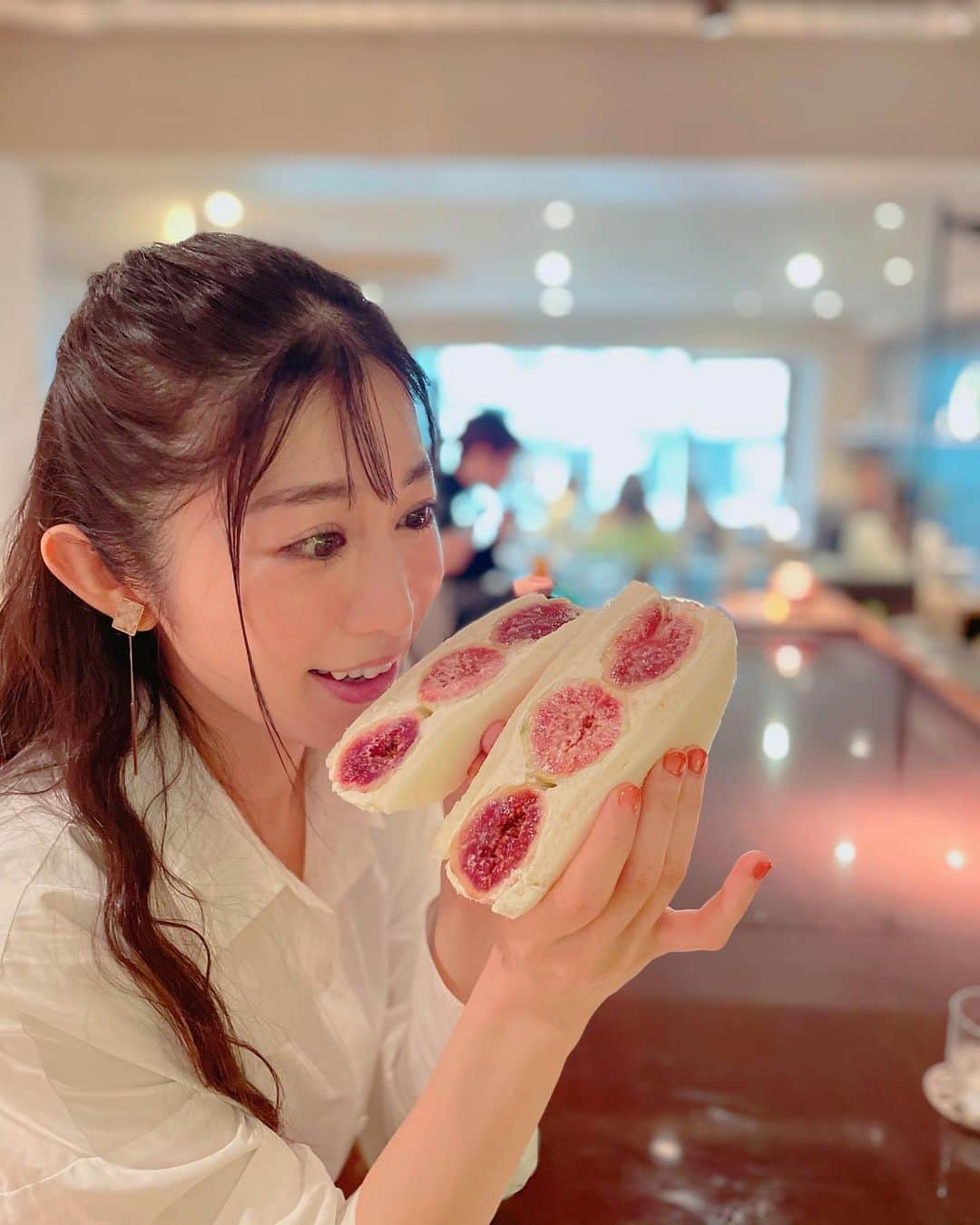 名越涼子さんのインスタグラム写真 - (名越涼子Instagram)「ひとつ。 ううん、ふたつ。  小指に走る緊張感。  @salondetheluvond  いちじくに、いちご。 どんなに食べてももたれないスーパークリームと ふわふわ食パン。  フルーツサンドに夢中で 打ち合わせすることを失念。 はっはっは😊 一一一一一一一一一一一一 #フルーツサンド #フルーツサンドイッチ #フルーツサンド部  #いちじくサンド #いちごサンド#いちご#苺 #🍓#フルーツ#サンドイッチ #いちじく#無花果#美味しい #表参道#カフェ #cafe #cafegram#salondeluvond  #luvondtea#紅茶#紅茶専門店  #オーガニック」11月27日 0時08分 - nagoshi_ryo