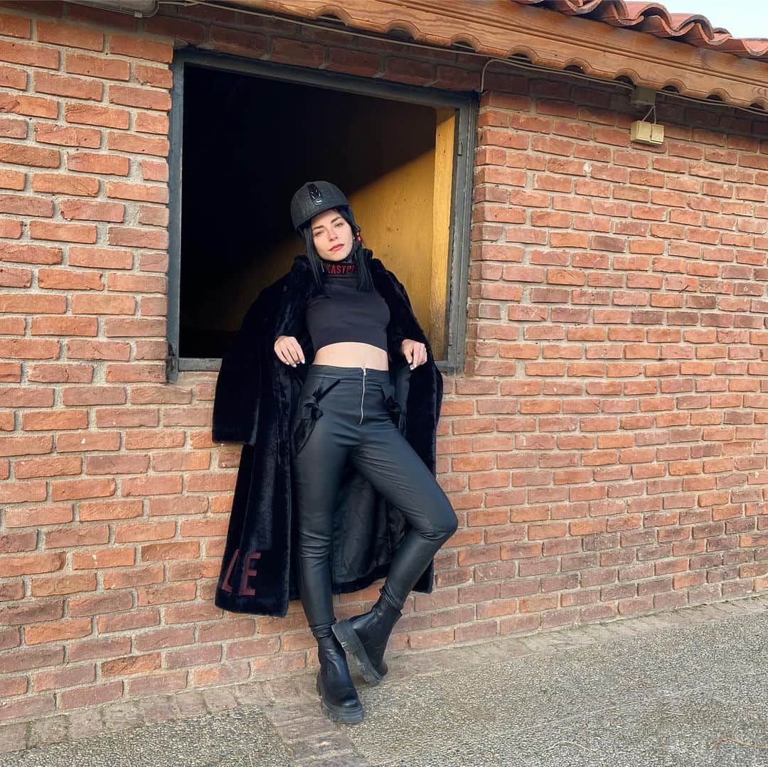 Merve Boluğurのインスタグラム：「Youtube kanalım için,Çekimlerim devam ediyor❤️ @yusufcandirik 🧥」