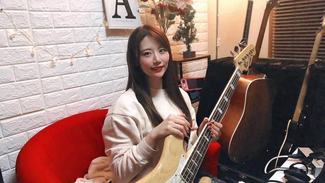 AKARIのインスタグラム：「あかりんご先生でした👩‍🏫 . . . . #dailylook #fashion #ootd #music #musician #bass #bassguitar #acdc  #bassist #japanesegirl #japan #follow #pink #koreanfashion #bassgram #groove #slapbass #basssolo #YouTube #youtuber #bass #ベース #ベース女子 #red #akaちゃんねる　#bassgirls #ベース弾いてみた」