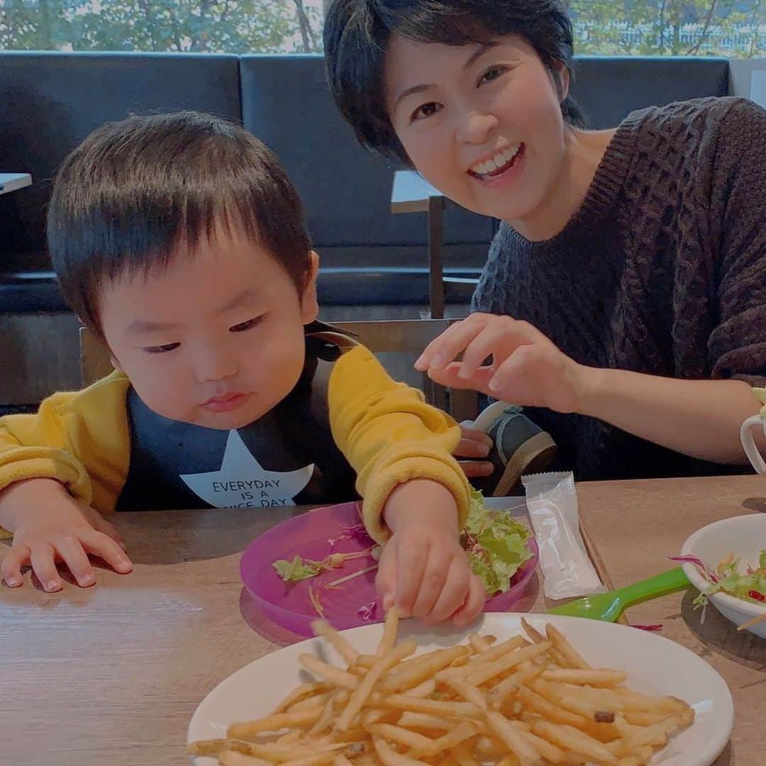 石榑亜紀子さんのインスタグラム写真 - (石榑亜紀子Instagram)「バタバタながらに楽しんだ子連れランチ🍕 息子はポテトがある店なら 割といける気がしています…🍟💗  ピザがすごく美味しかった✨  バタバタながら デザートまでいくという…😅  近所のママさんと #ランチ #子連れランチ #サルヴァトーレ #ピザ #lunch #スイーツ も美味しかった😋 #delicious #instafood #ランニング女子 #男の子ママ #1歳6ヶ月 #子育て #ランニング好きな人と繋がりたい #ランナー #ランニング部  #アスリートフードマイスター2級 #走る気象予報士」11月27日 0時11分 - guregure_46