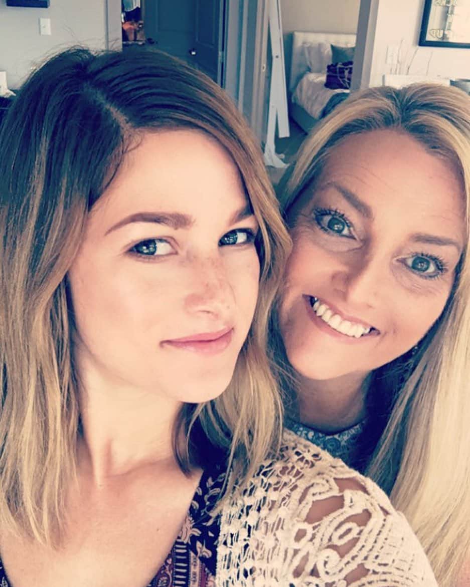 キャサディー・ポープのインスタグラム：「Happy birthday to the most influential woman in my life. Love you @loricasagnipope. So thankful for YOU this Thanksgiving and always ❤️」