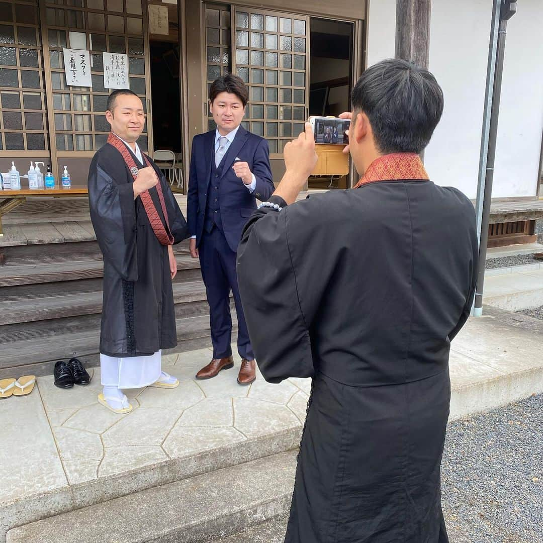 潮圭太さんのインスタグラム写真 - (潮圭太Instagram)「先日は相方の結婚式でした。 相方と僕の写真と相方と僕の写真を撮る僕の後輩でもある相方の弟の写真を載せておきます。相方にはさらに下に僕の後輩である双子の妹と弟がいます。相方と僕と相方の弟と双子の妹と弟の5人で撮った写真も撮りましたがそれはまたの機会に。  久しぶりに相方の弟達や妹に会えてよかった。 #結婚式 #実家 #寺 #おめでとう」11月27日 0時14分 - memberushio